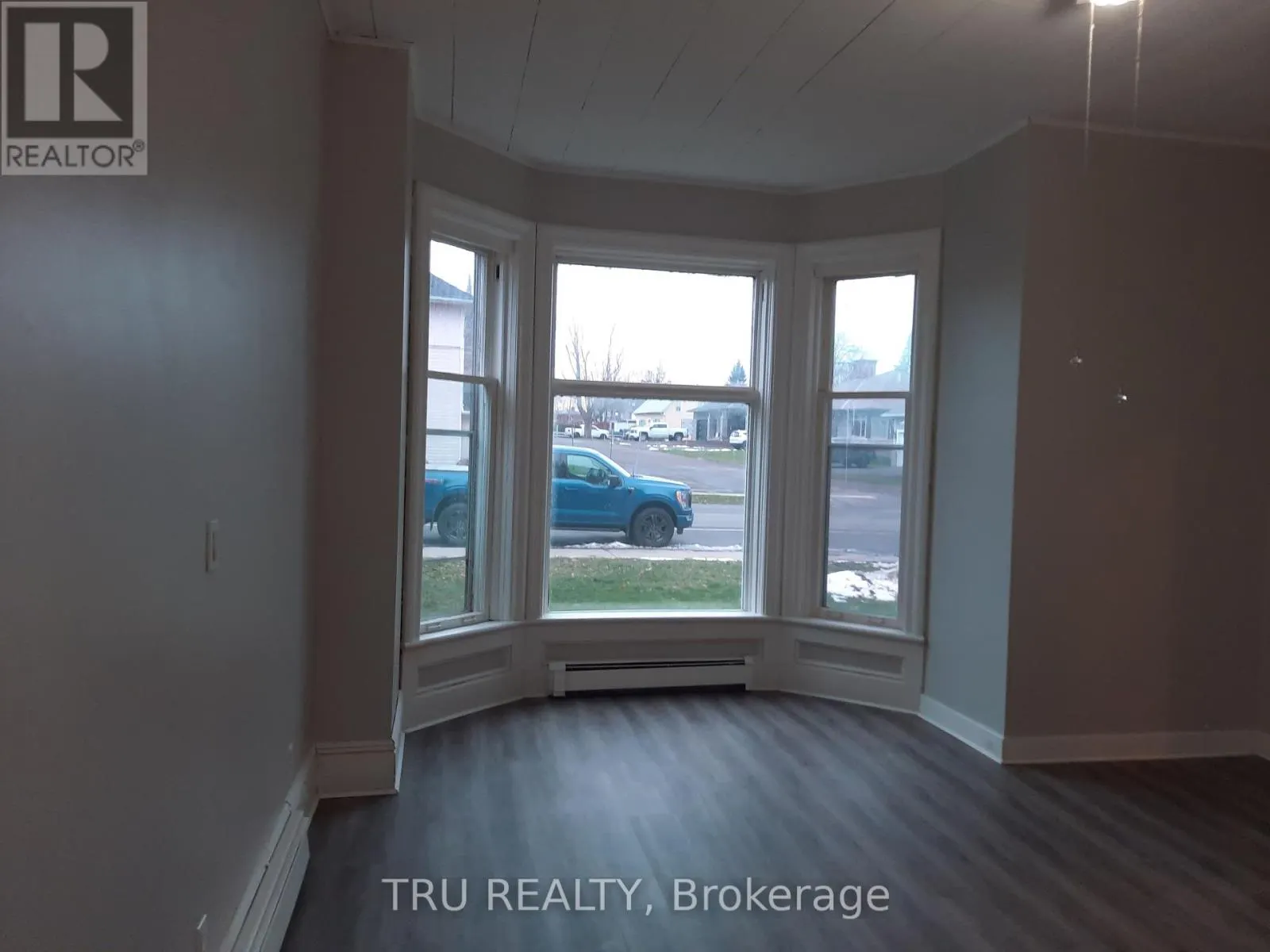 33 LAKESHORE DRIVE