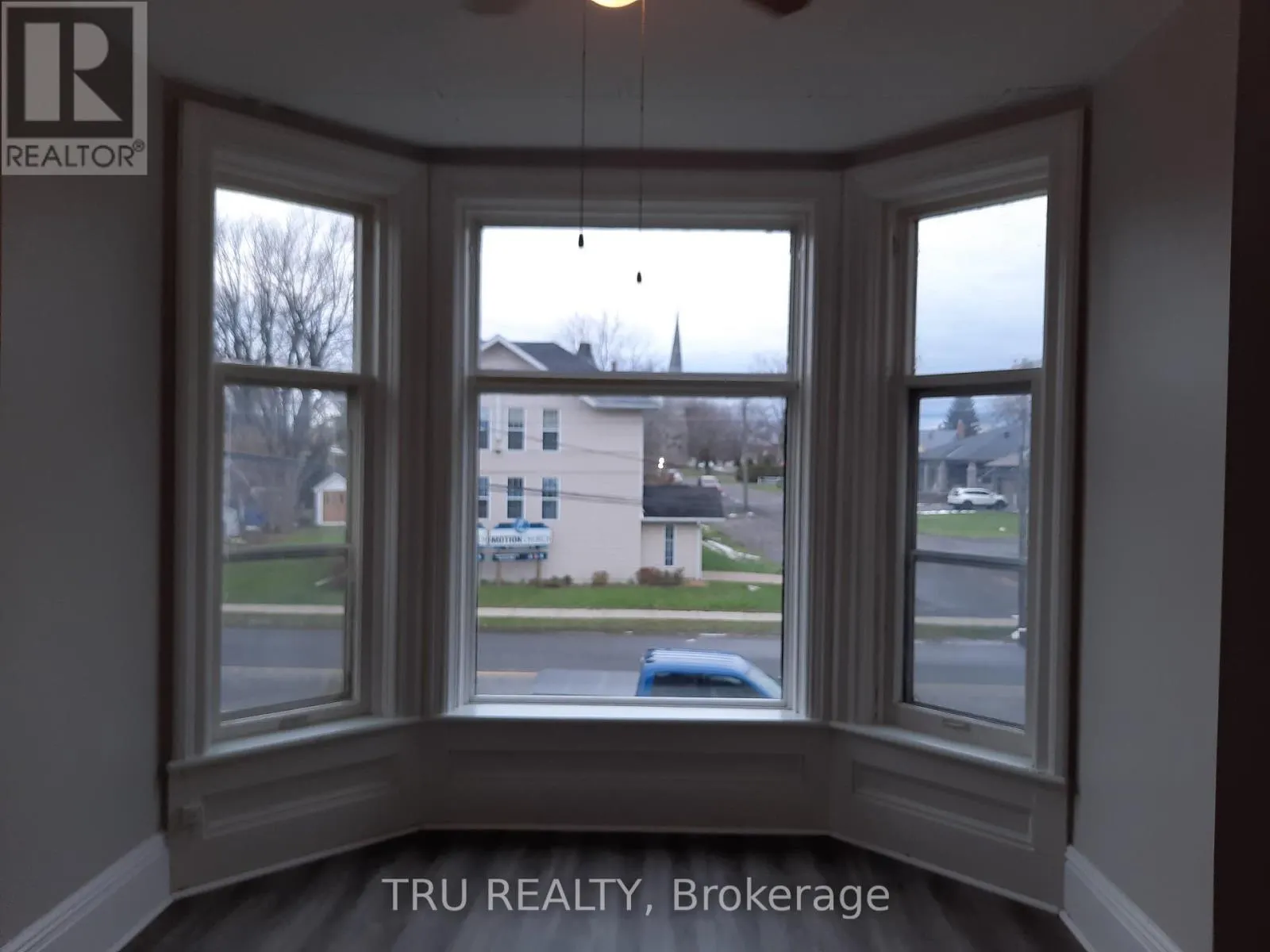 33 LAKESHORE DRIVE
