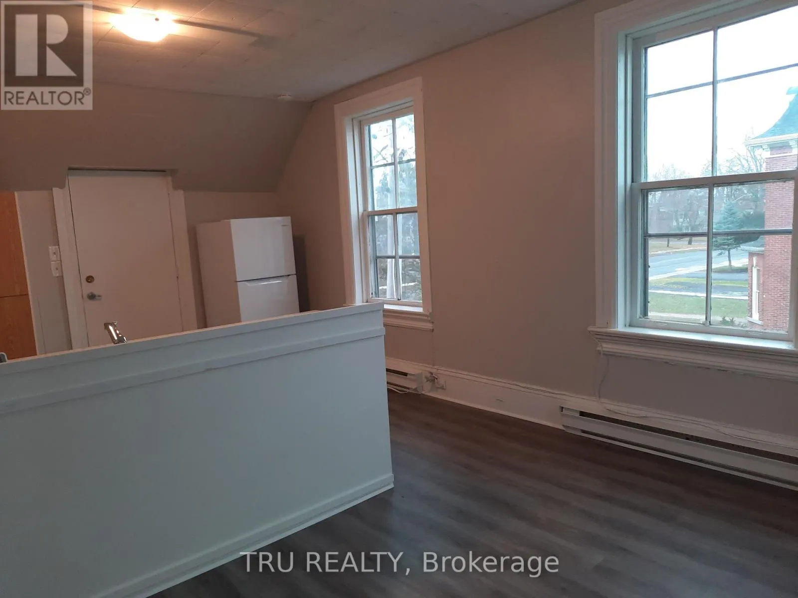 33 LAKESHORE DRIVE
