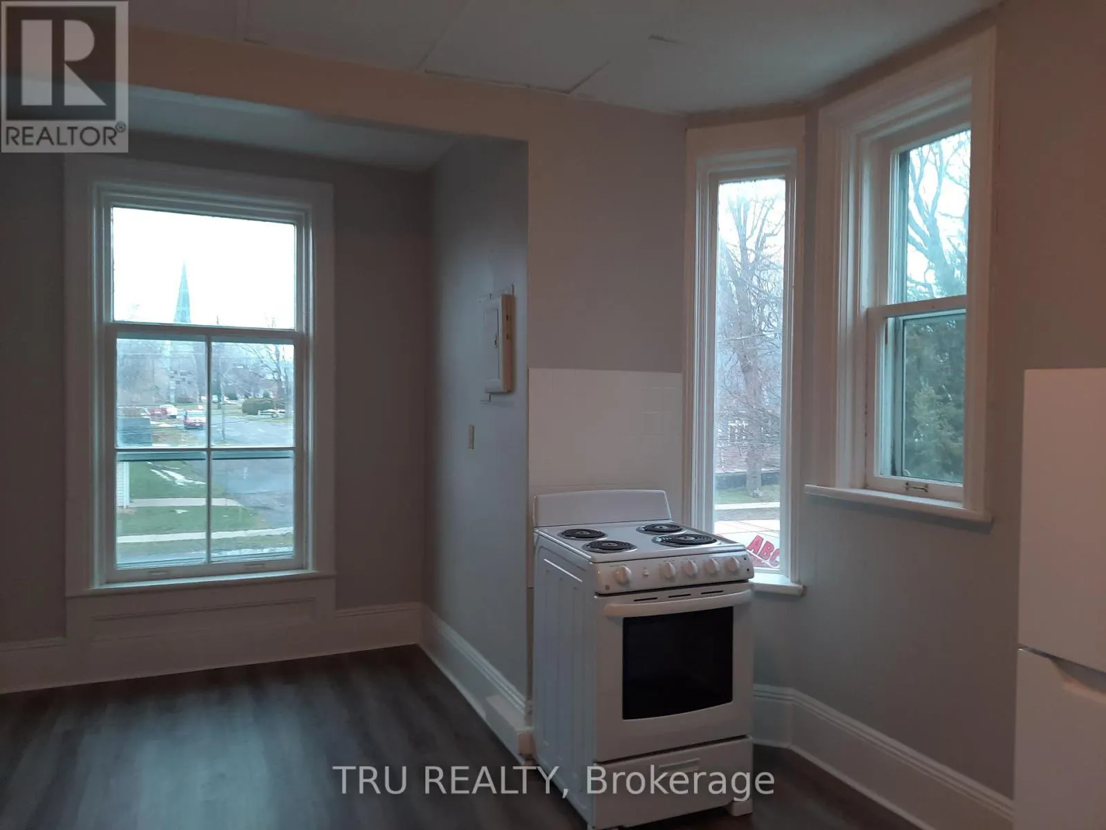 33 LAKESHORE DRIVE