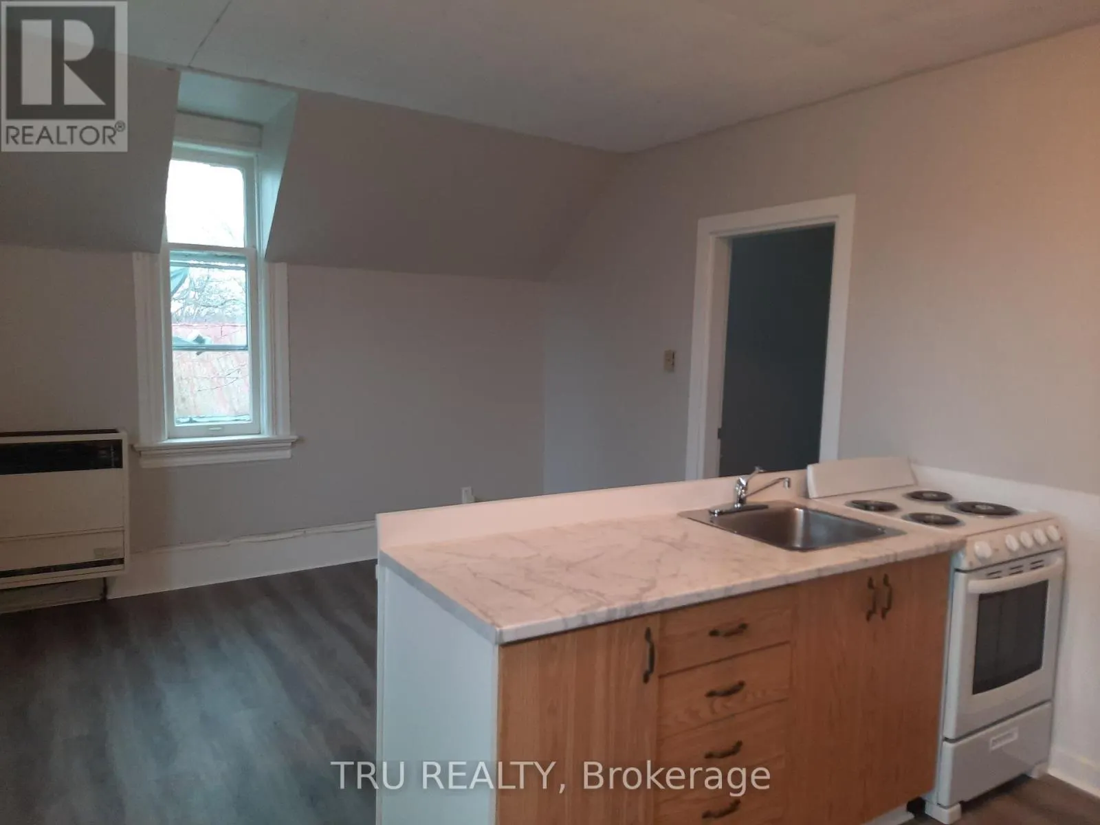 33 LAKESHORE DRIVE