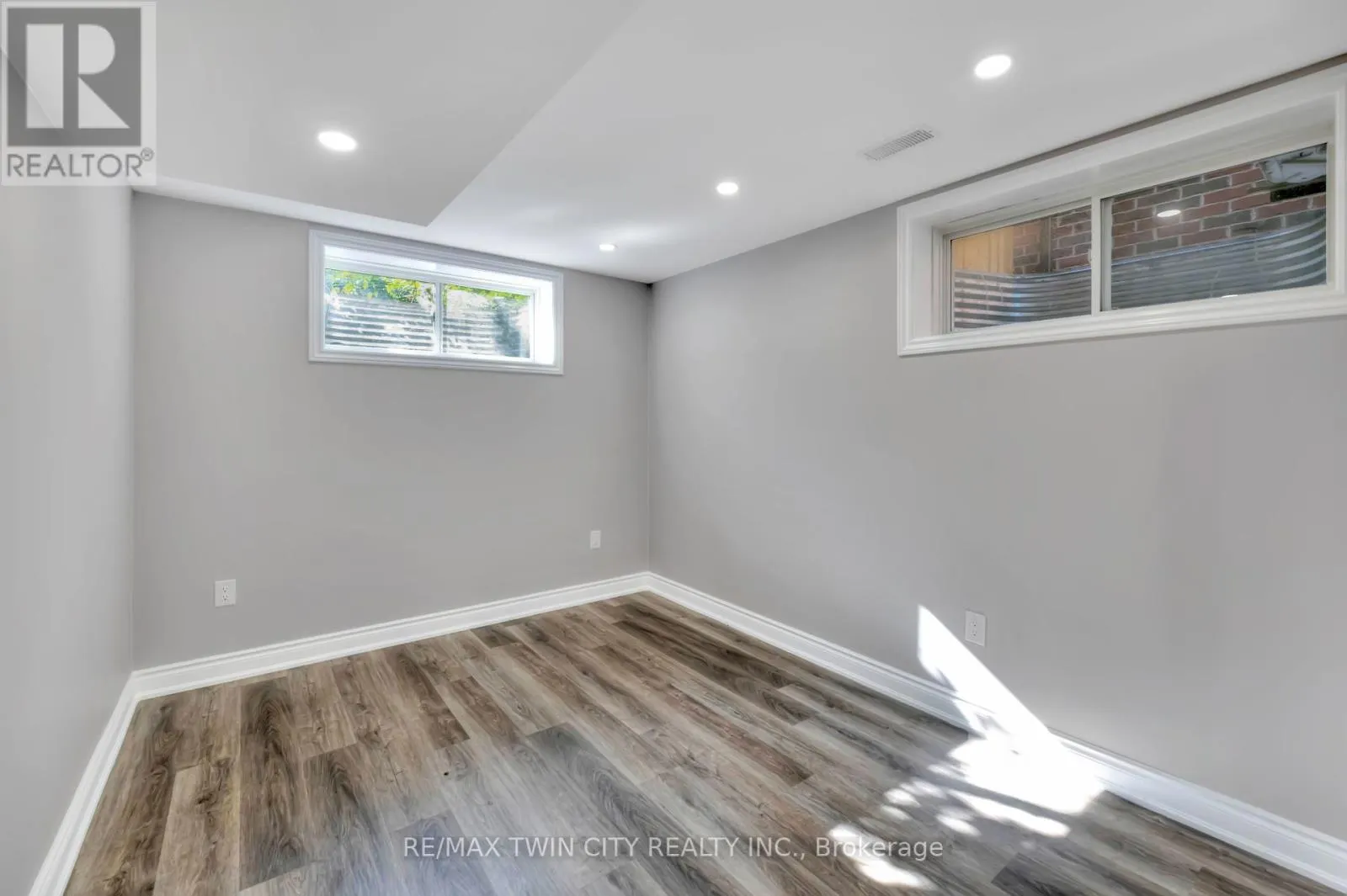 35 LOXLEIGH LANE
