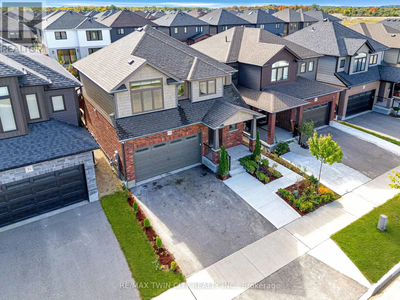 35 LOXLEIGH LANE