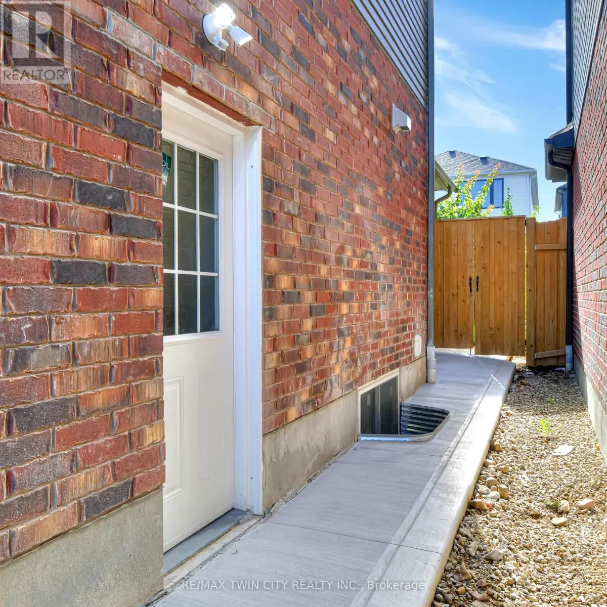 35 LOXLEIGH LANE
