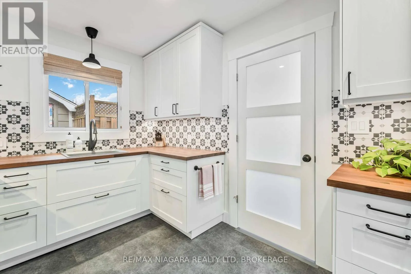 433 DAVIS STREET