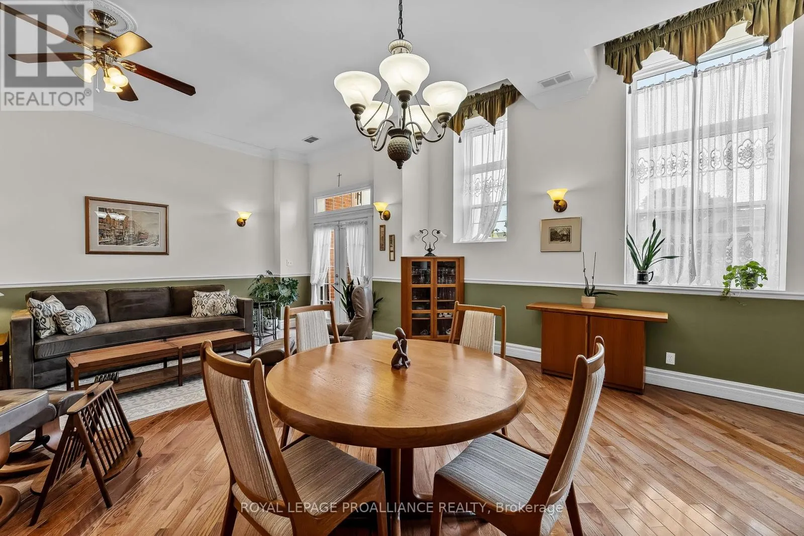 206 - 323 GEORGE STREET, #206