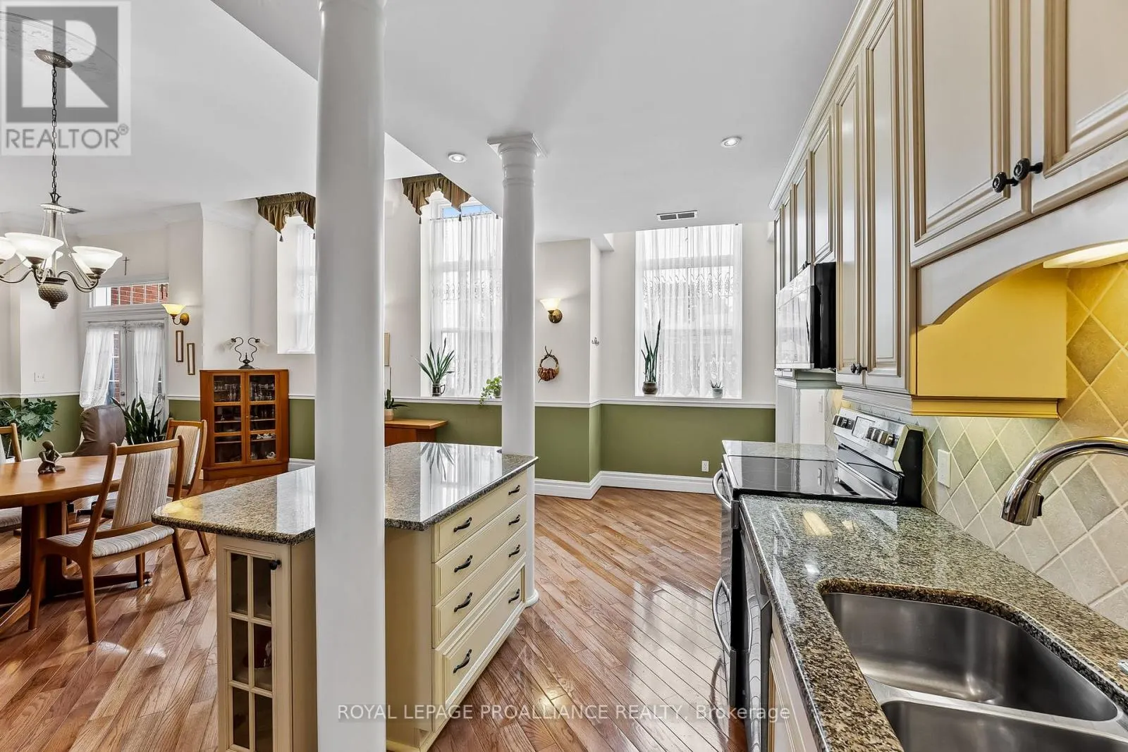206 - 323 GEORGE STREET, #206