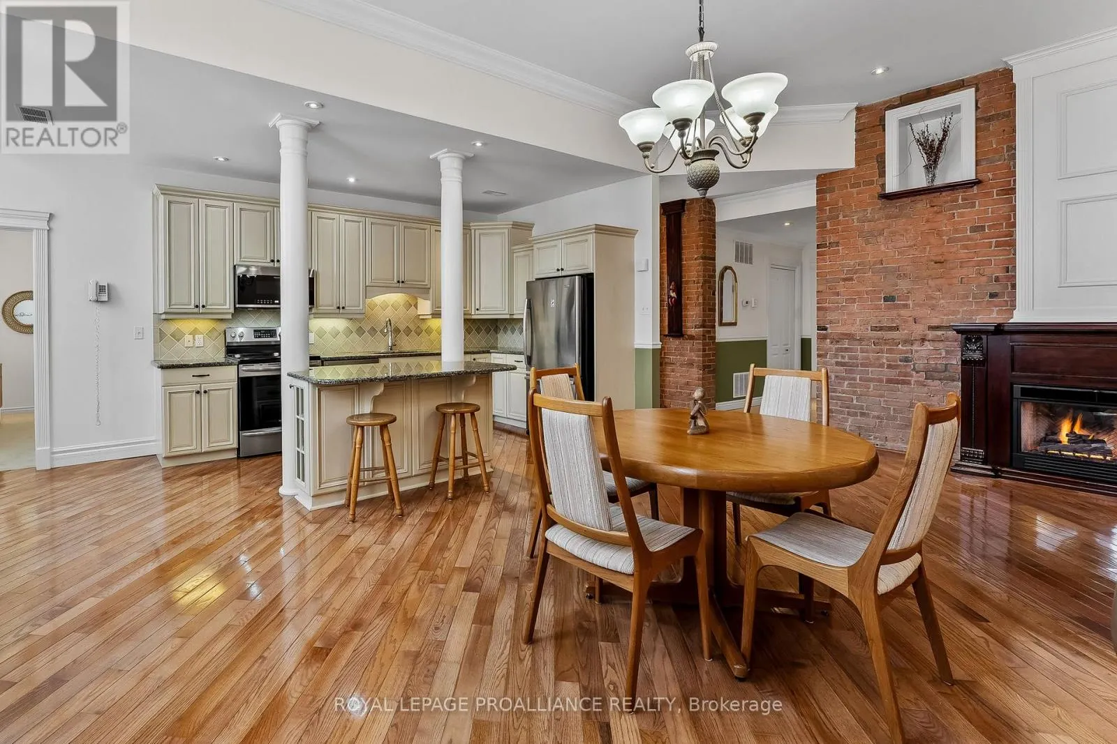 206 - 323 GEORGE STREET, #206