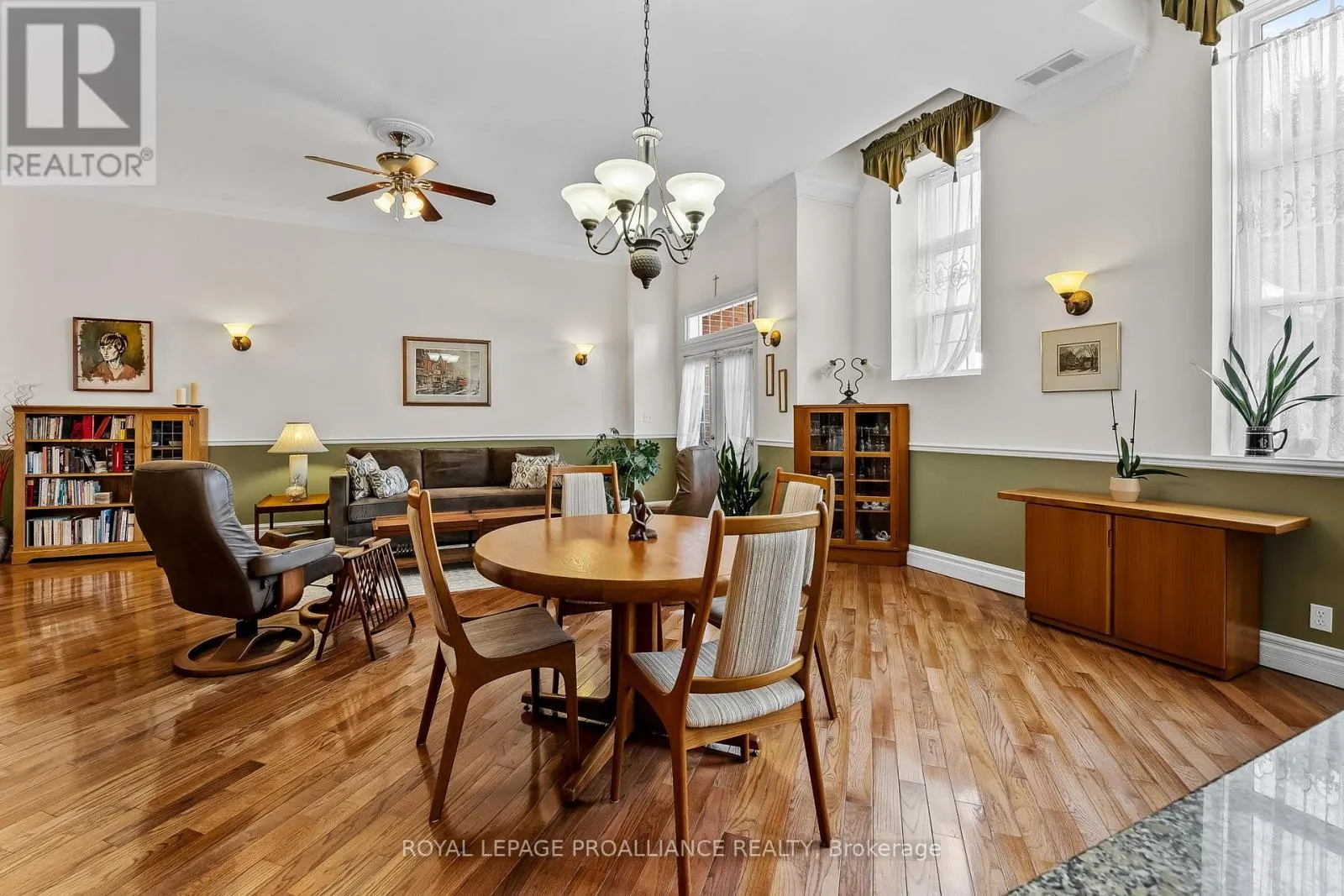 206 - 323 GEORGE STREET, #206