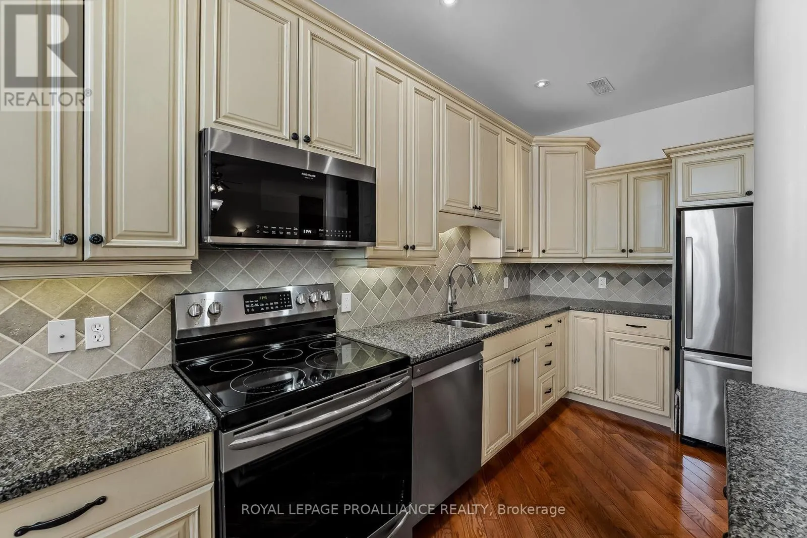 206 - 323 GEORGE STREET, #206