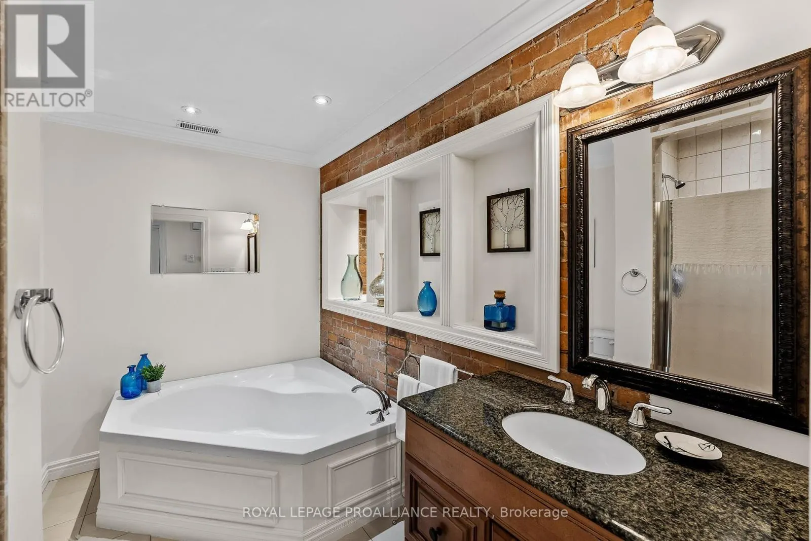 206 - 323 GEORGE STREET, #206