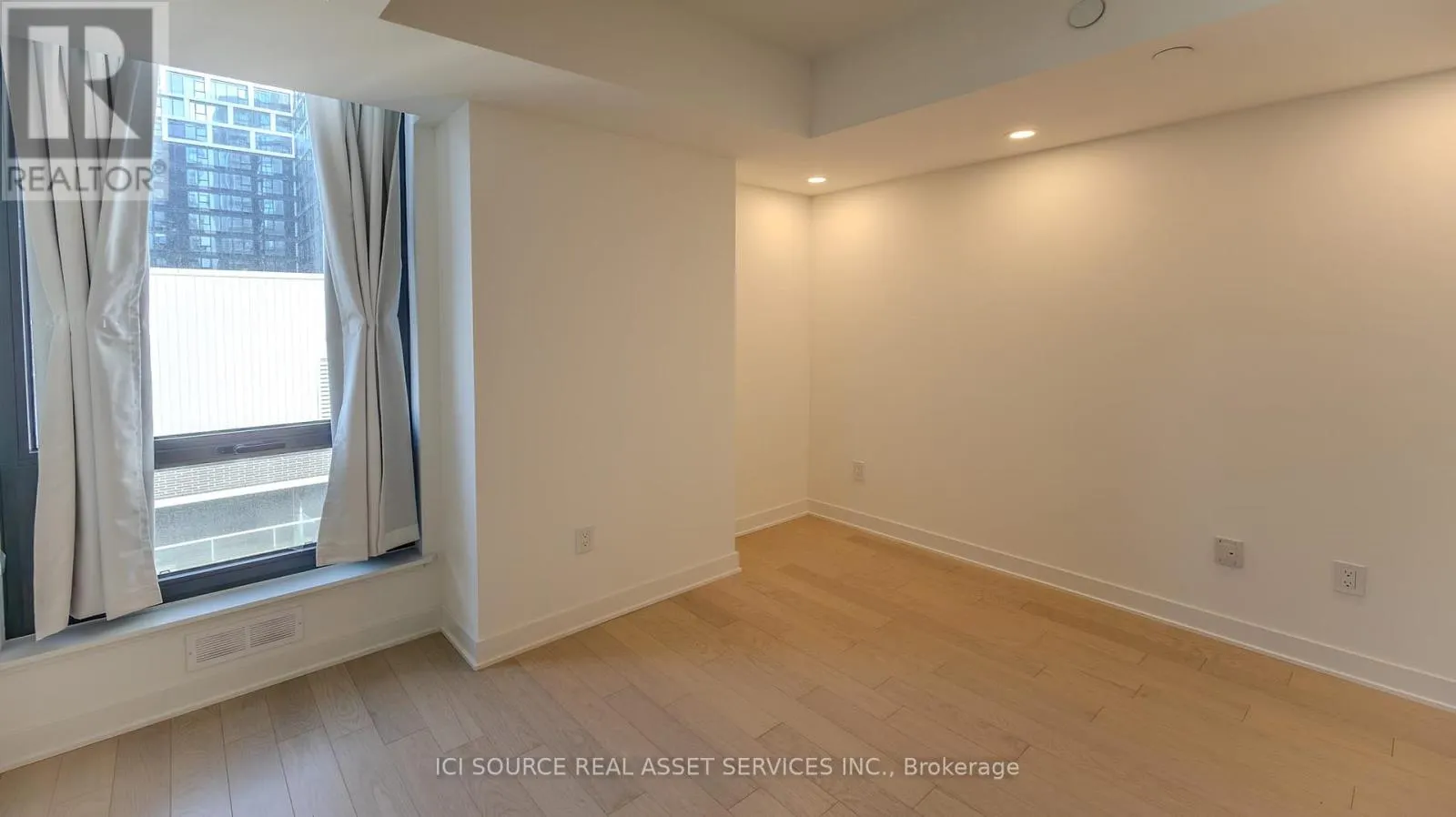 1110 - 340 QUEEN STREET