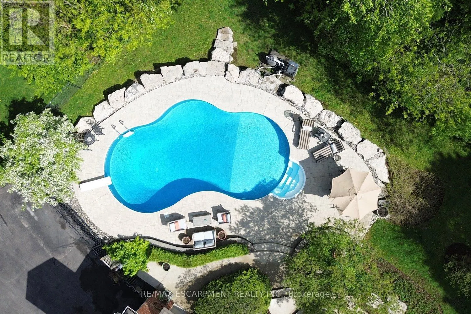 712 ROBSON ROAD