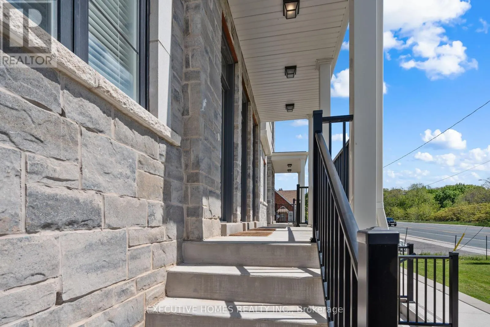 74 - 383 DUNDAS STREET E