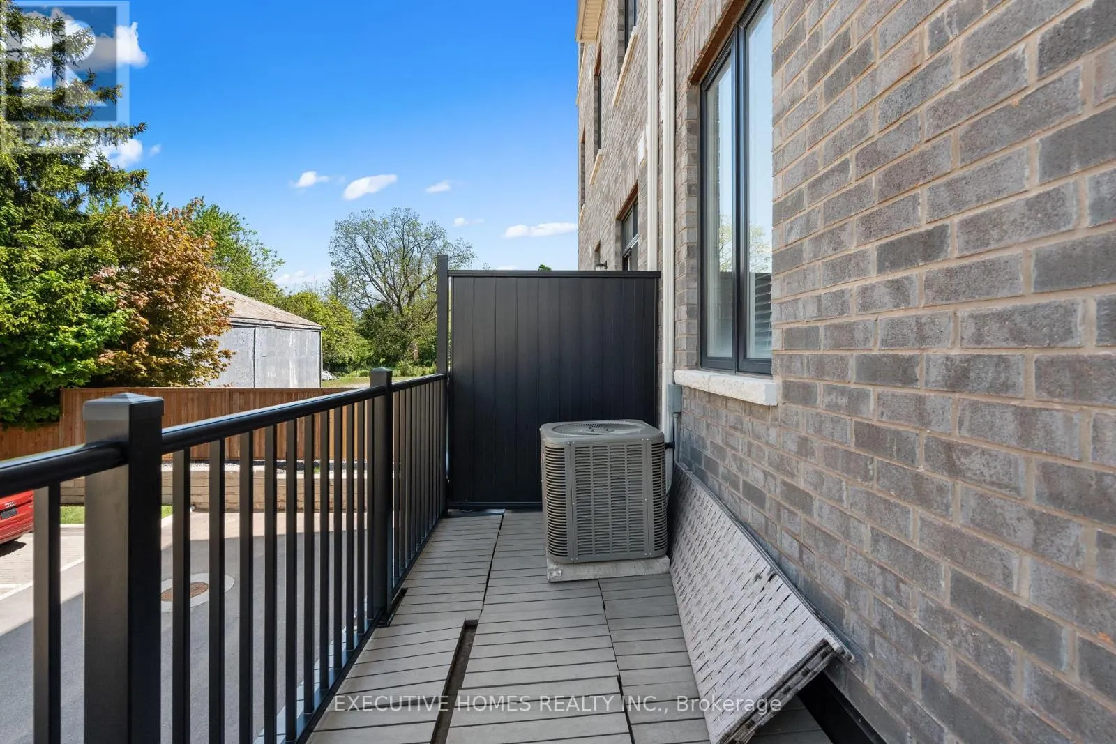 74 - 383 DUNDAS STREET E