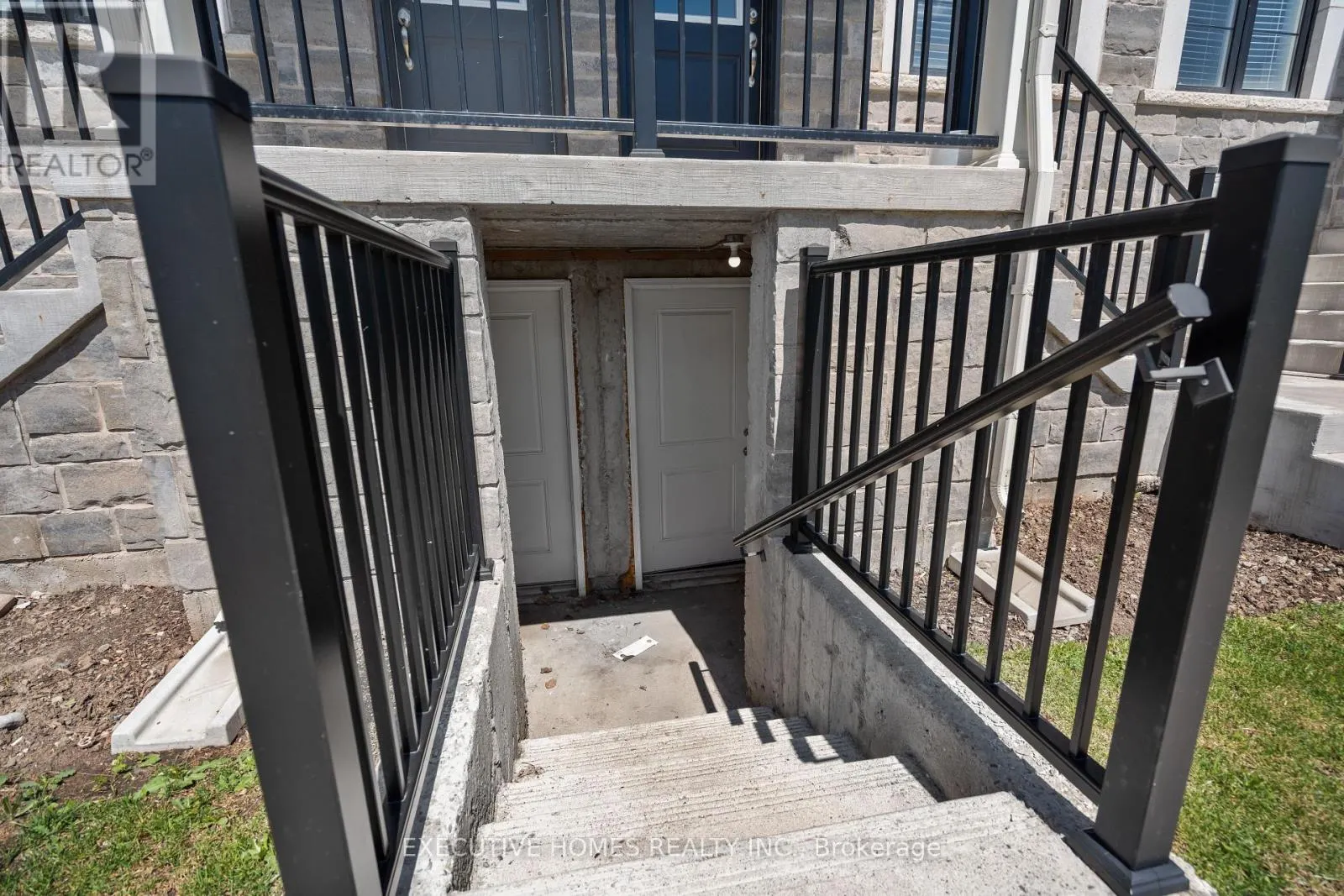 74 - 383 DUNDAS STREET E