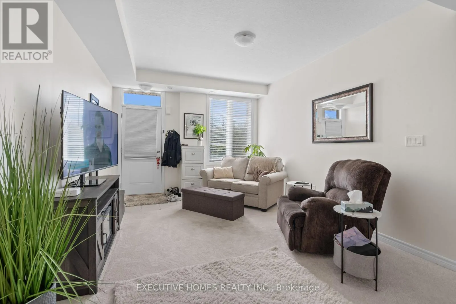 74 - 383 DUNDAS STREET E