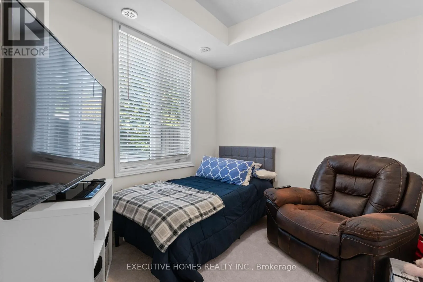 74 - 383 DUNDAS STREET E