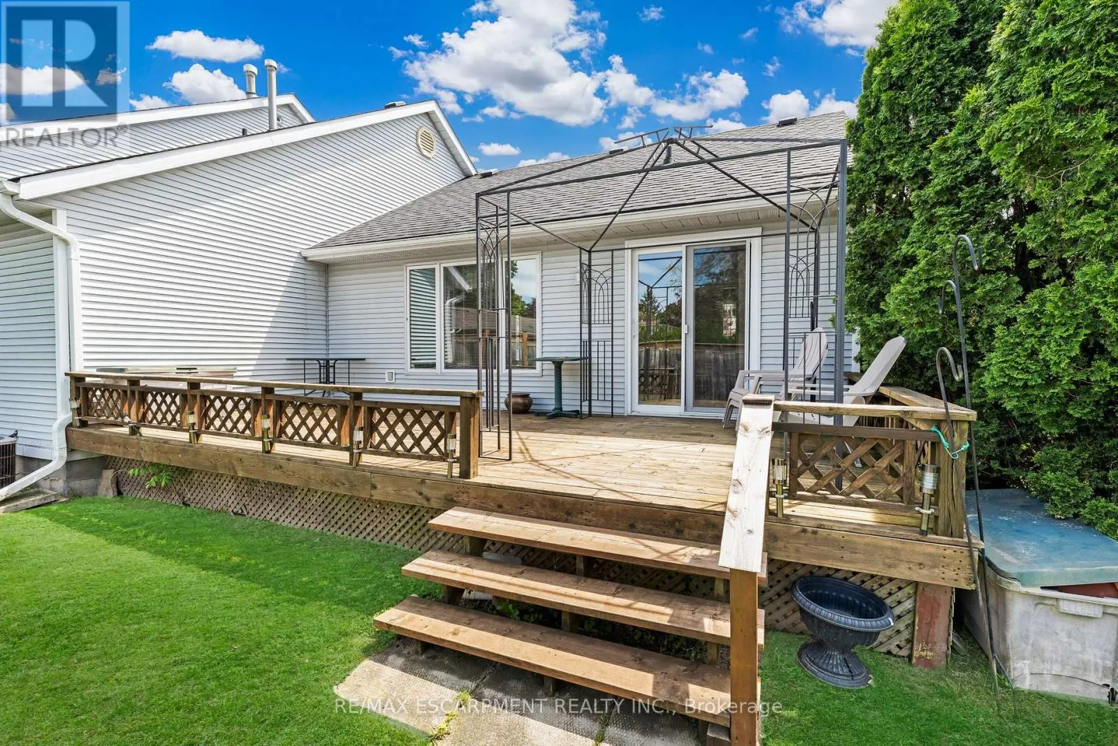 8 GARDEN DRIVE
