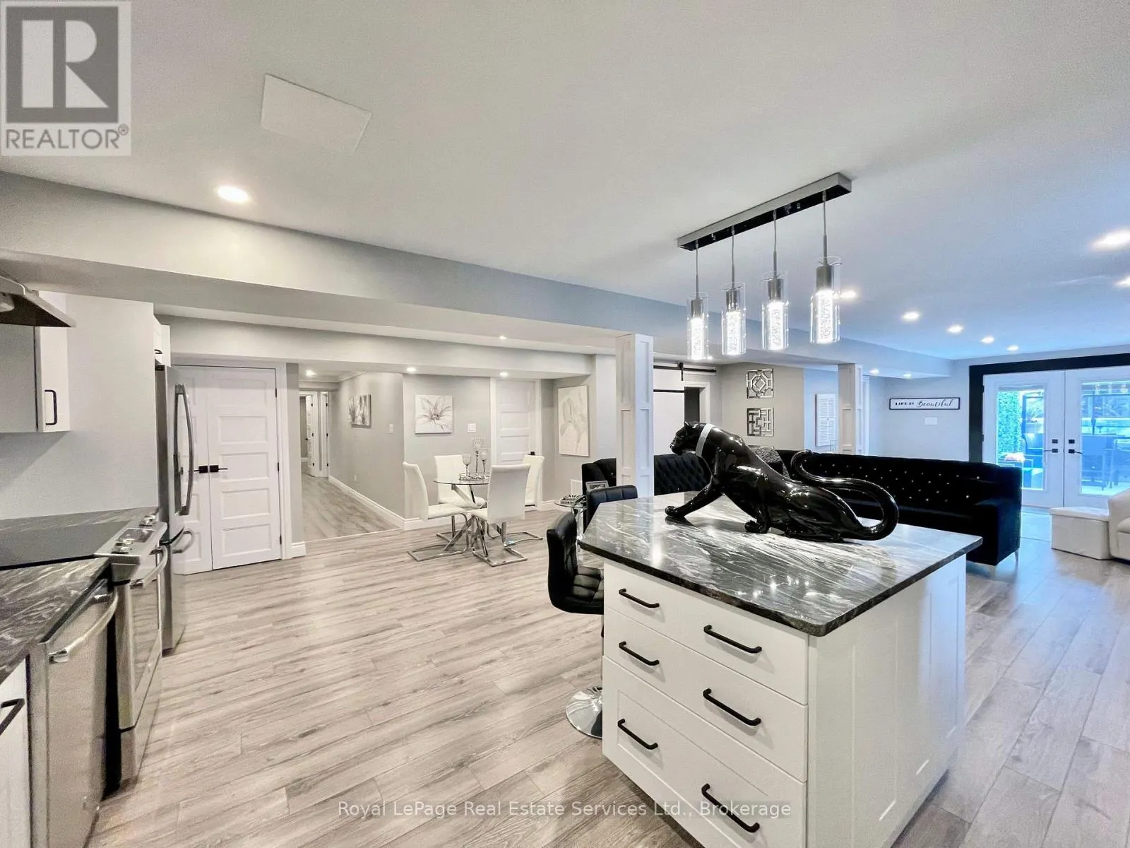 184 DUNDAS STREET E