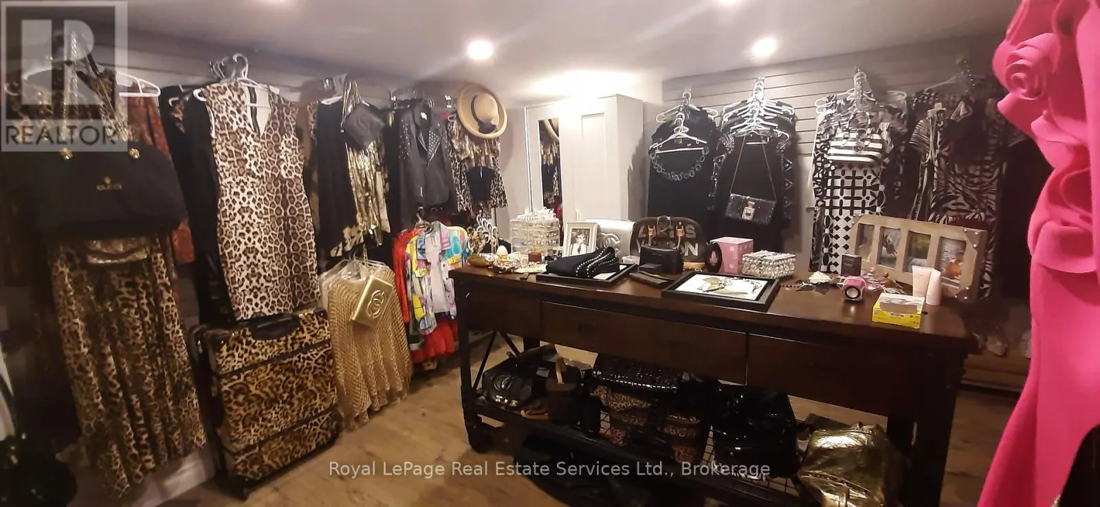 184 DUNDAS STREET E