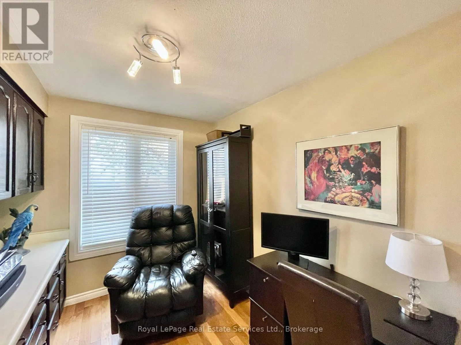 184 DUNDAS STREET E
