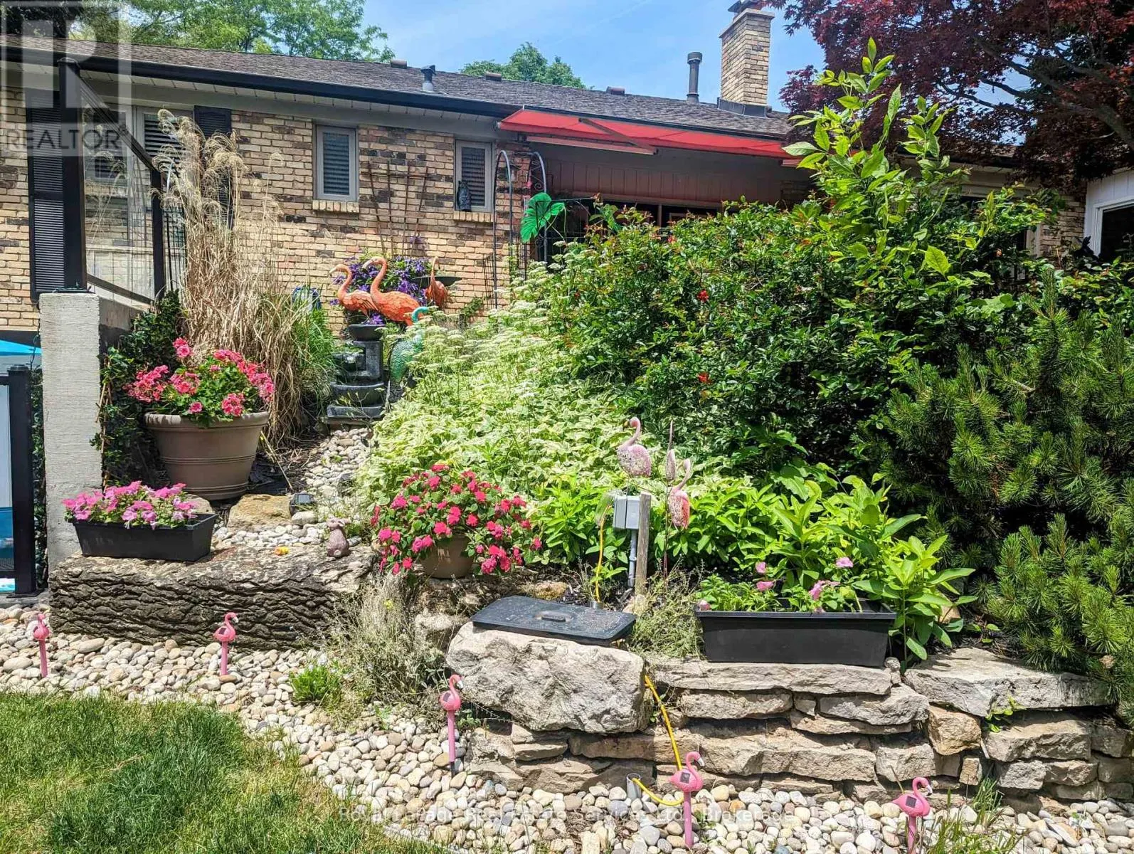 184 DUNDAS STREET E