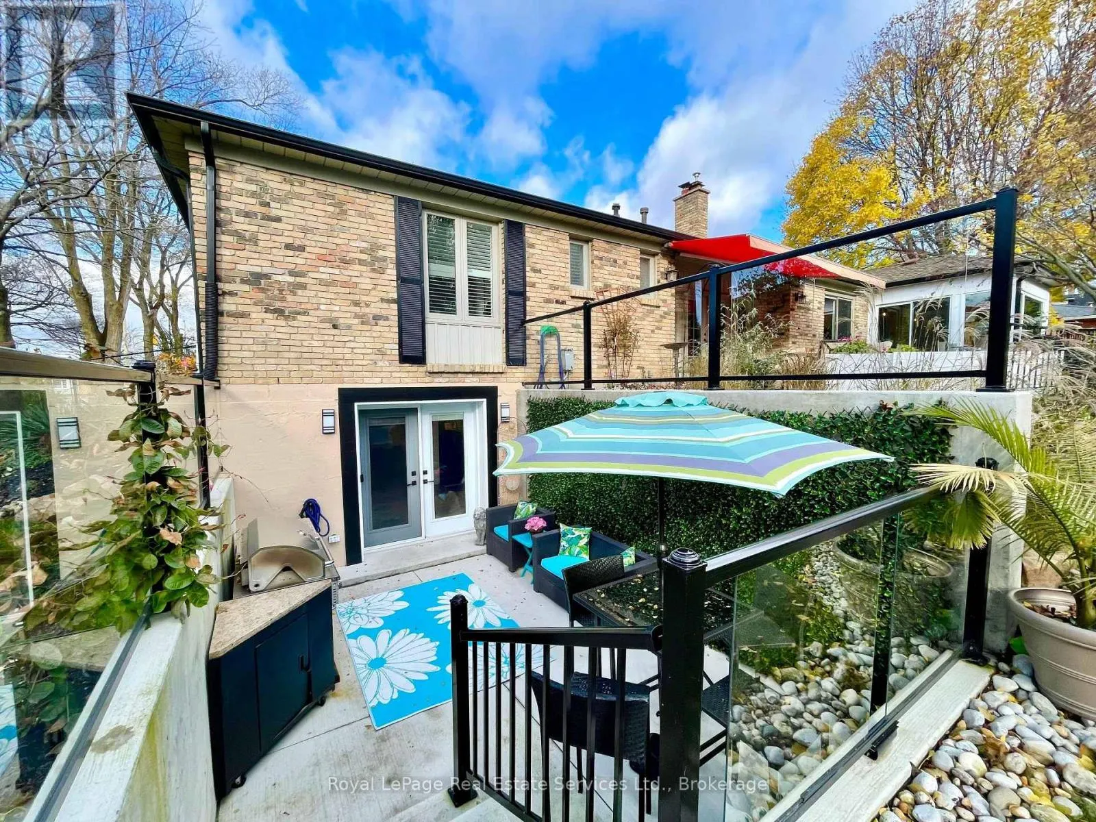 184 DUNDAS STREET E