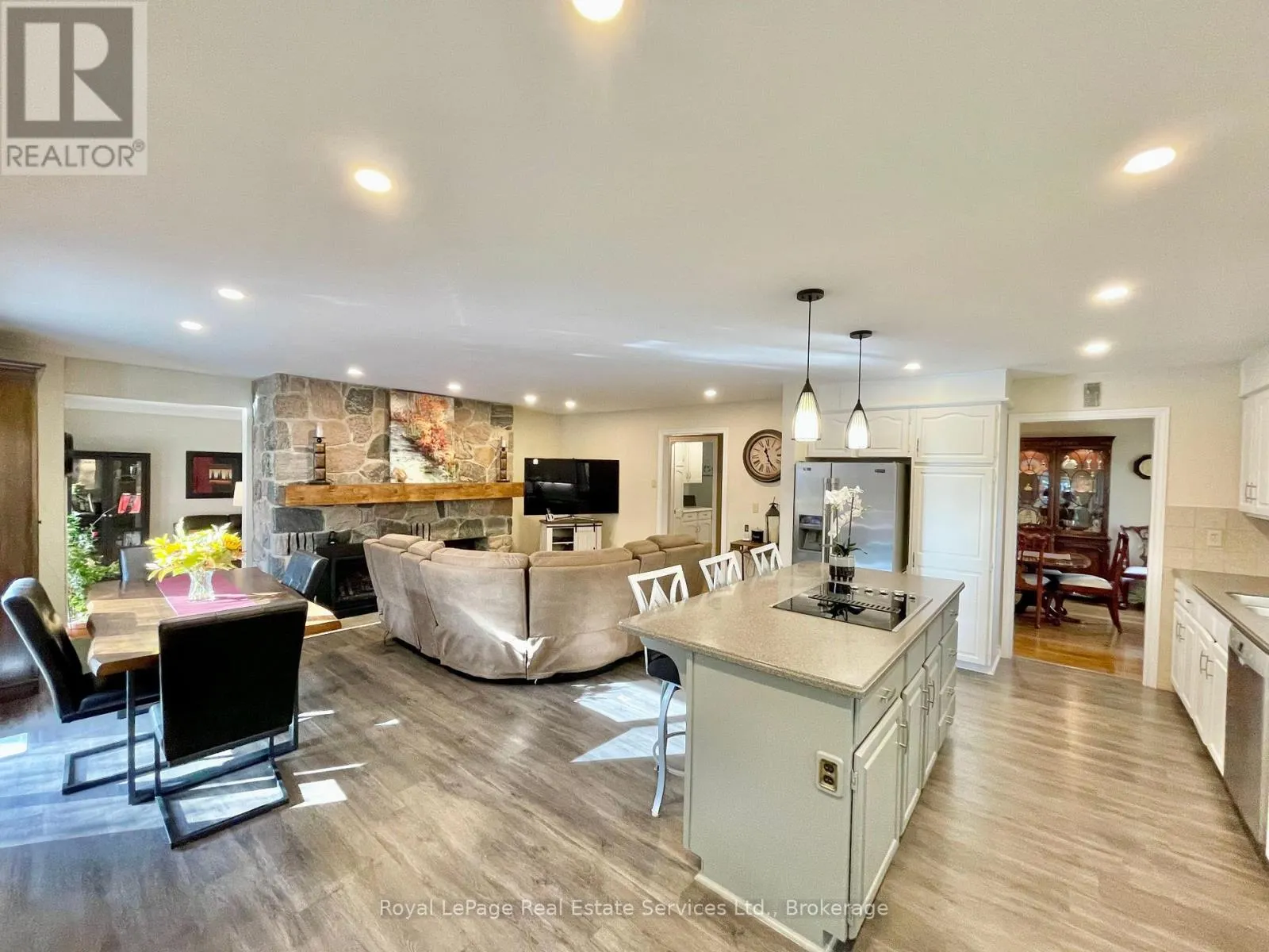 184 DUNDAS STREET E