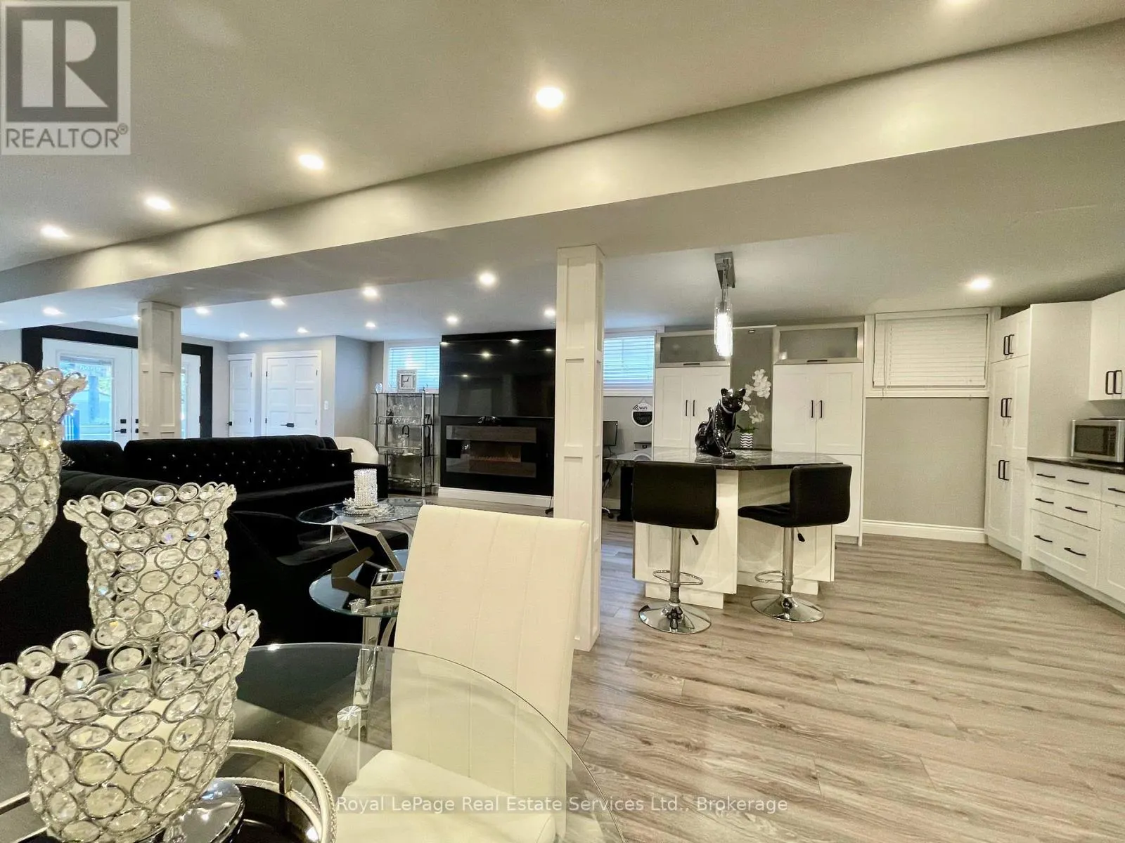 184 DUNDAS STREET E