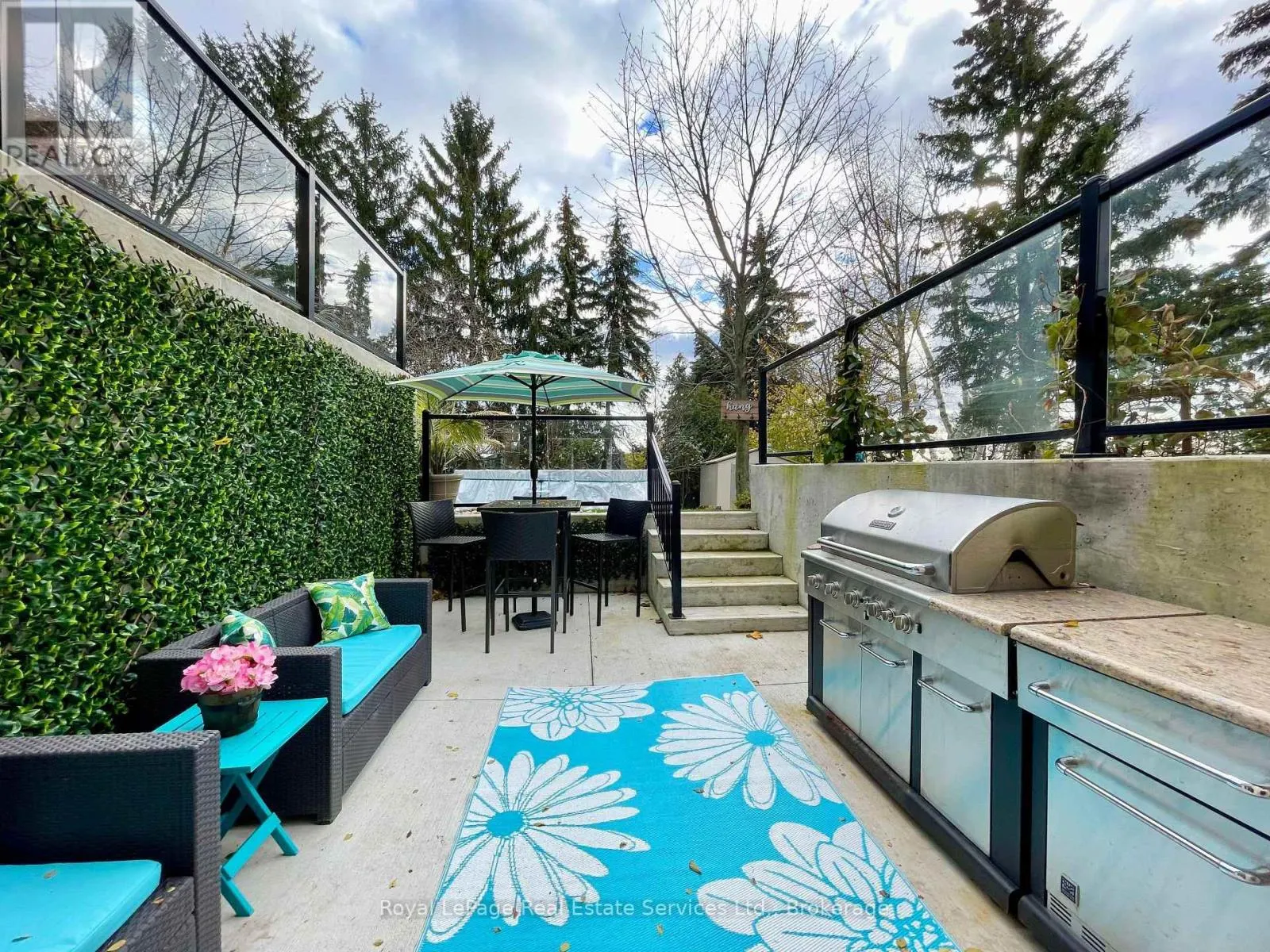 184 DUNDAS STREET E