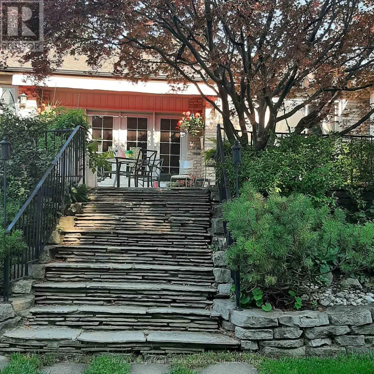 184 DUNDAS STREET E