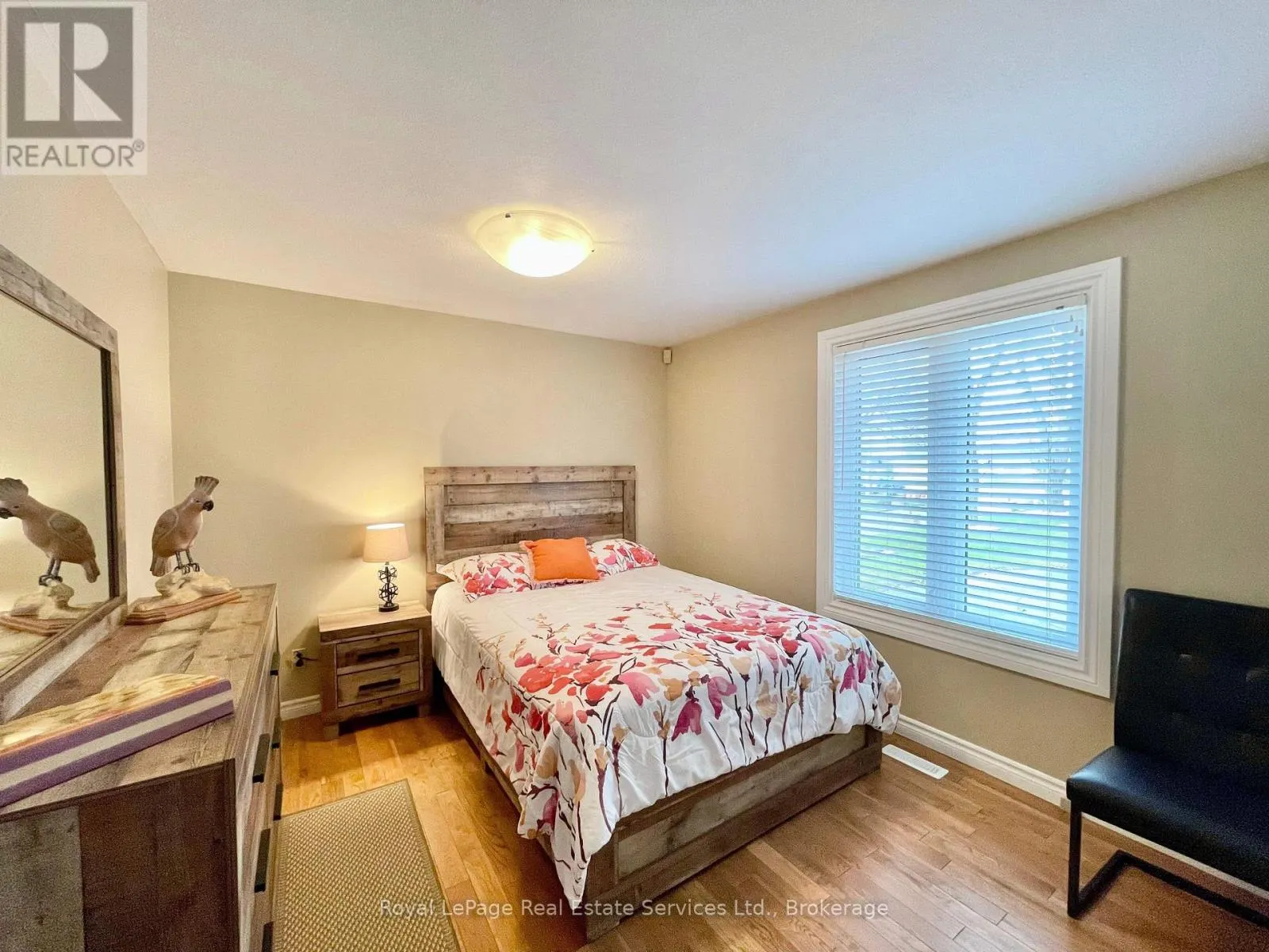 184 DUNDAS STREET E