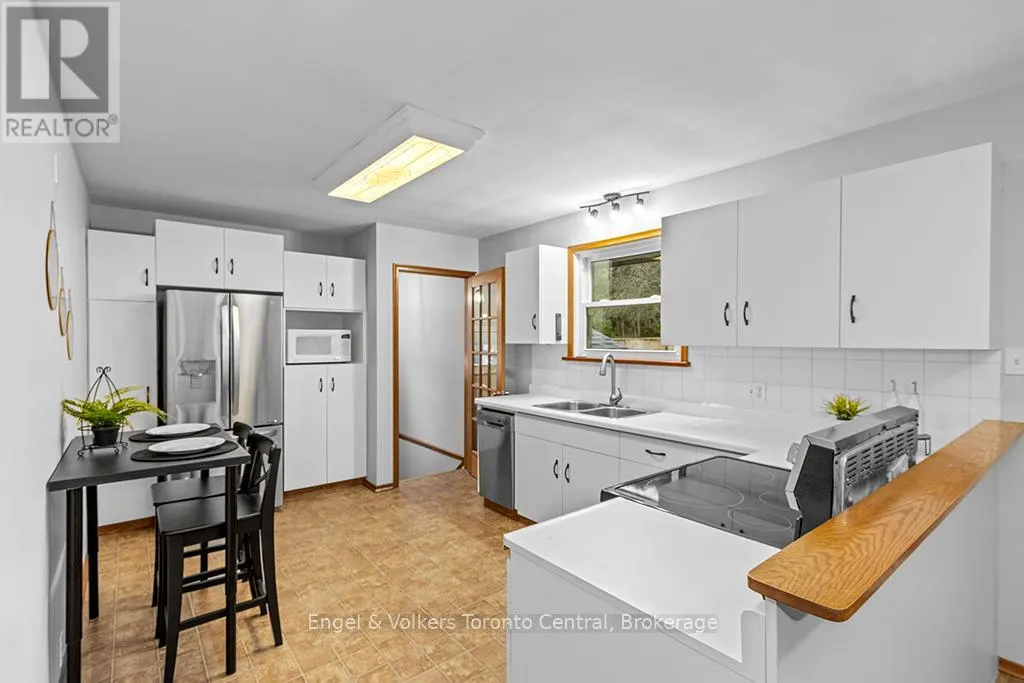 596 6TH AVENUE W