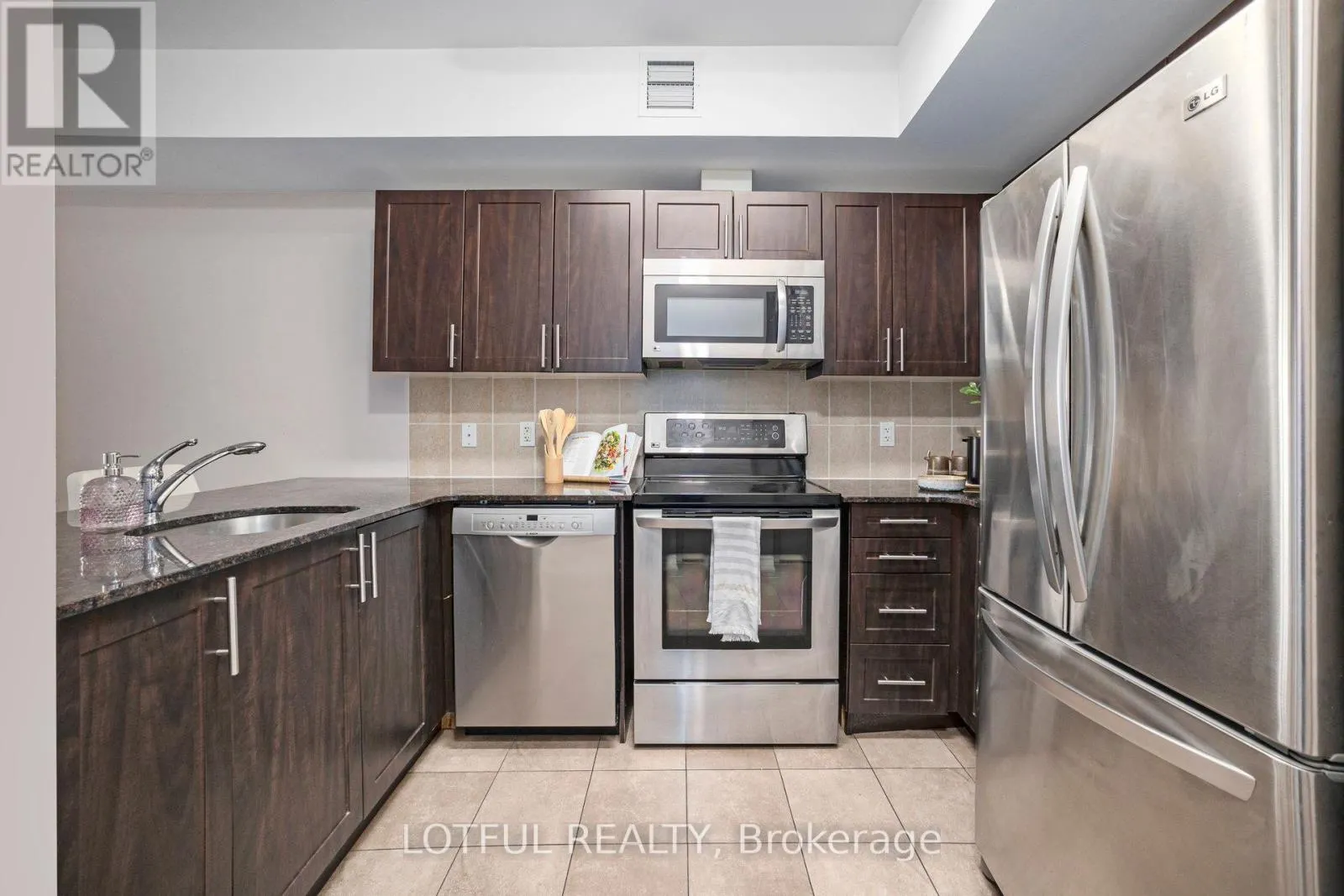 1703 - 234 RIDEAU STREET