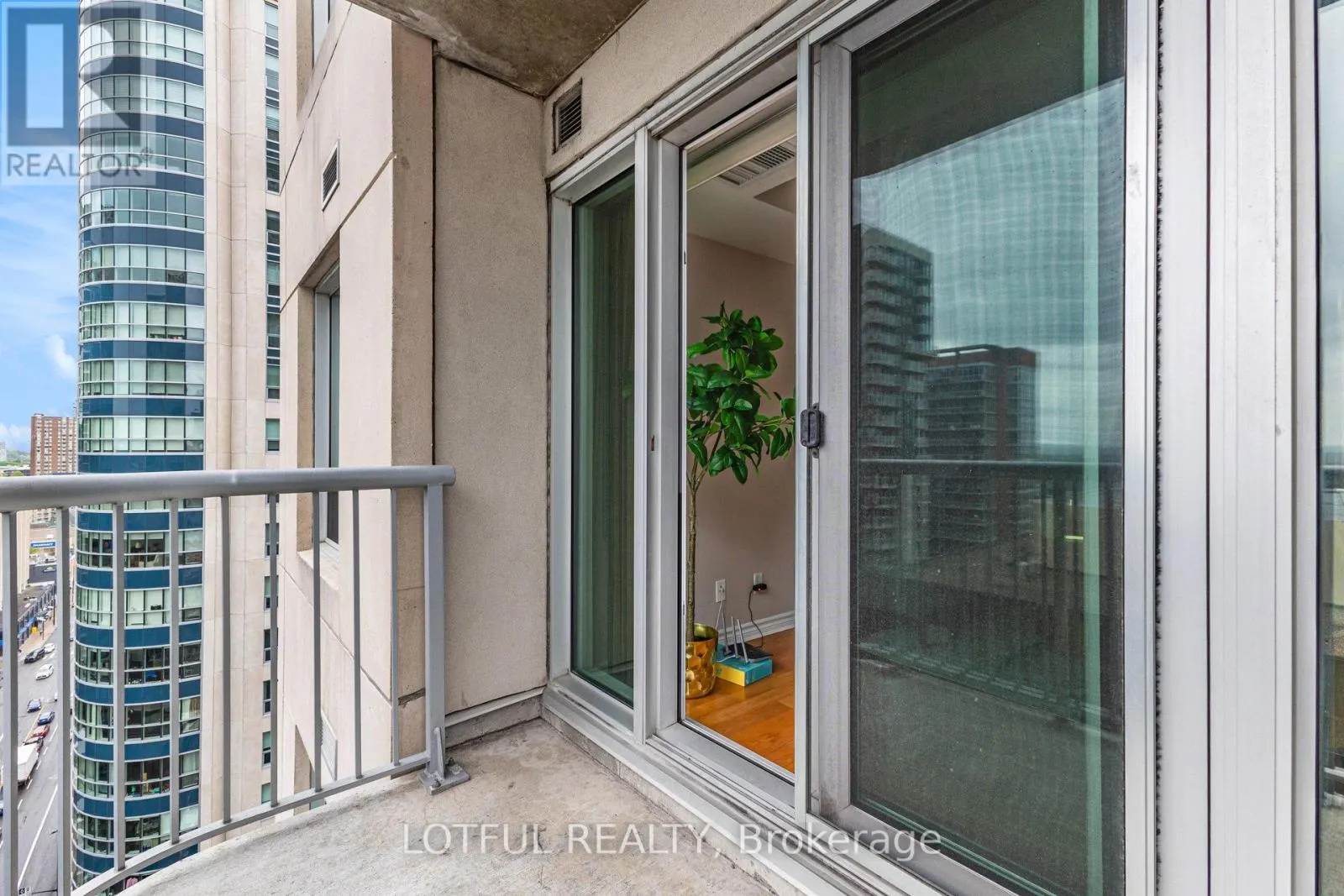 1703 - 234 RIDEAU STREET