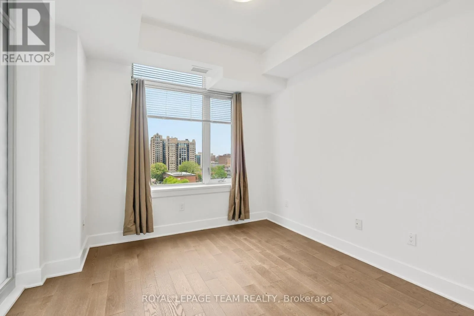 909 - 255 BAY STREET