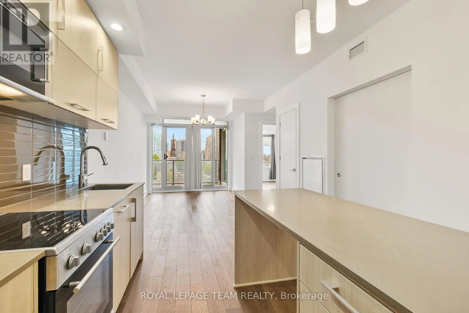 909 - 255 BAY STREET