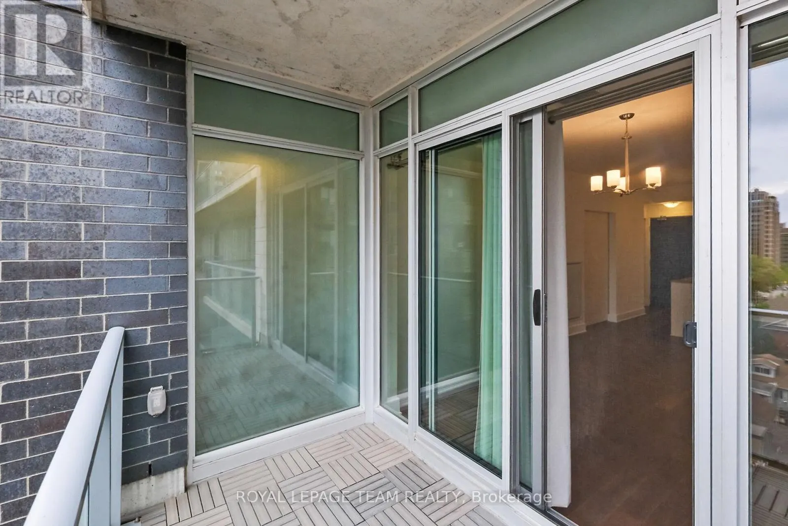 909 - 255 BAY STREET