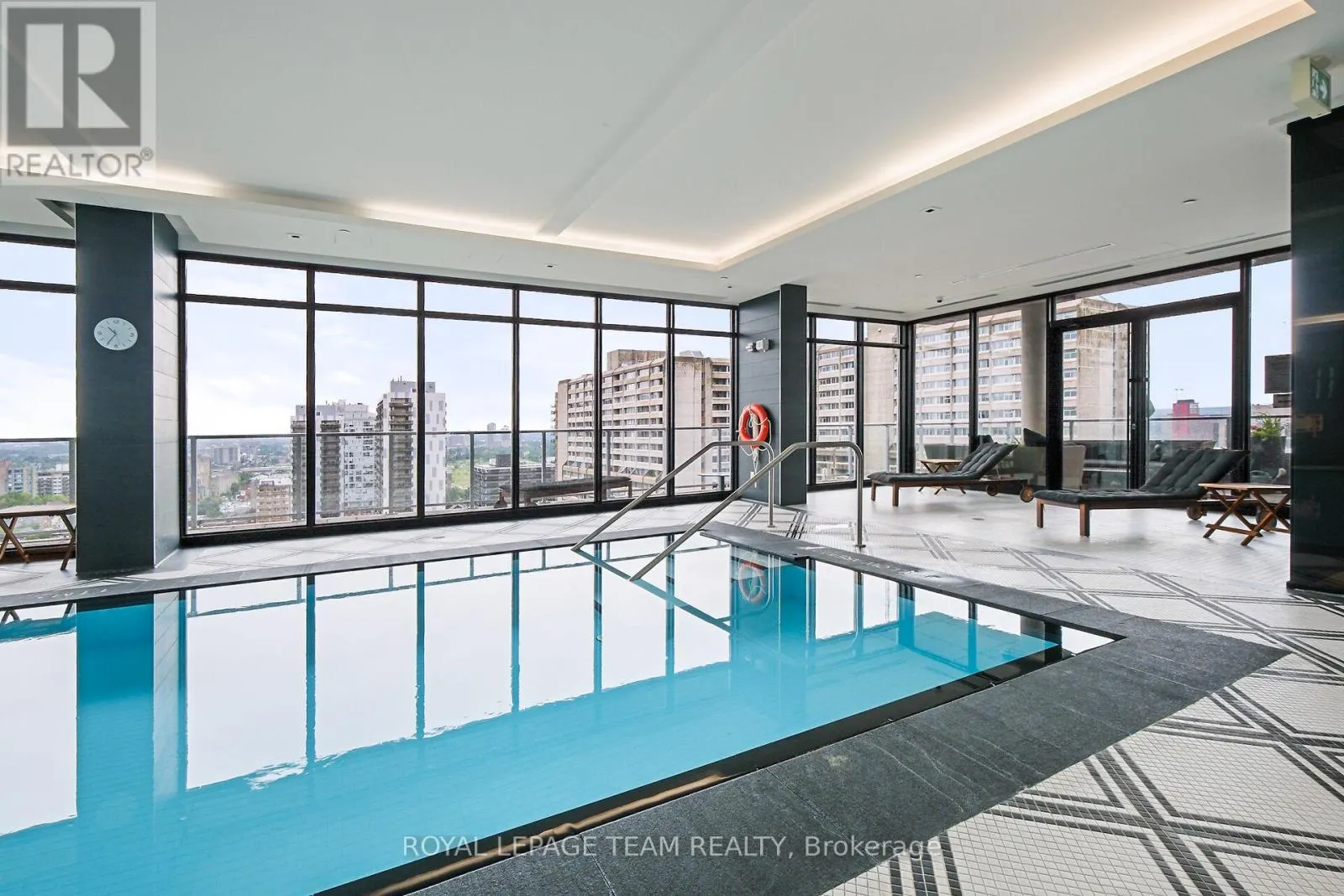 909 - 255 BAY STREET