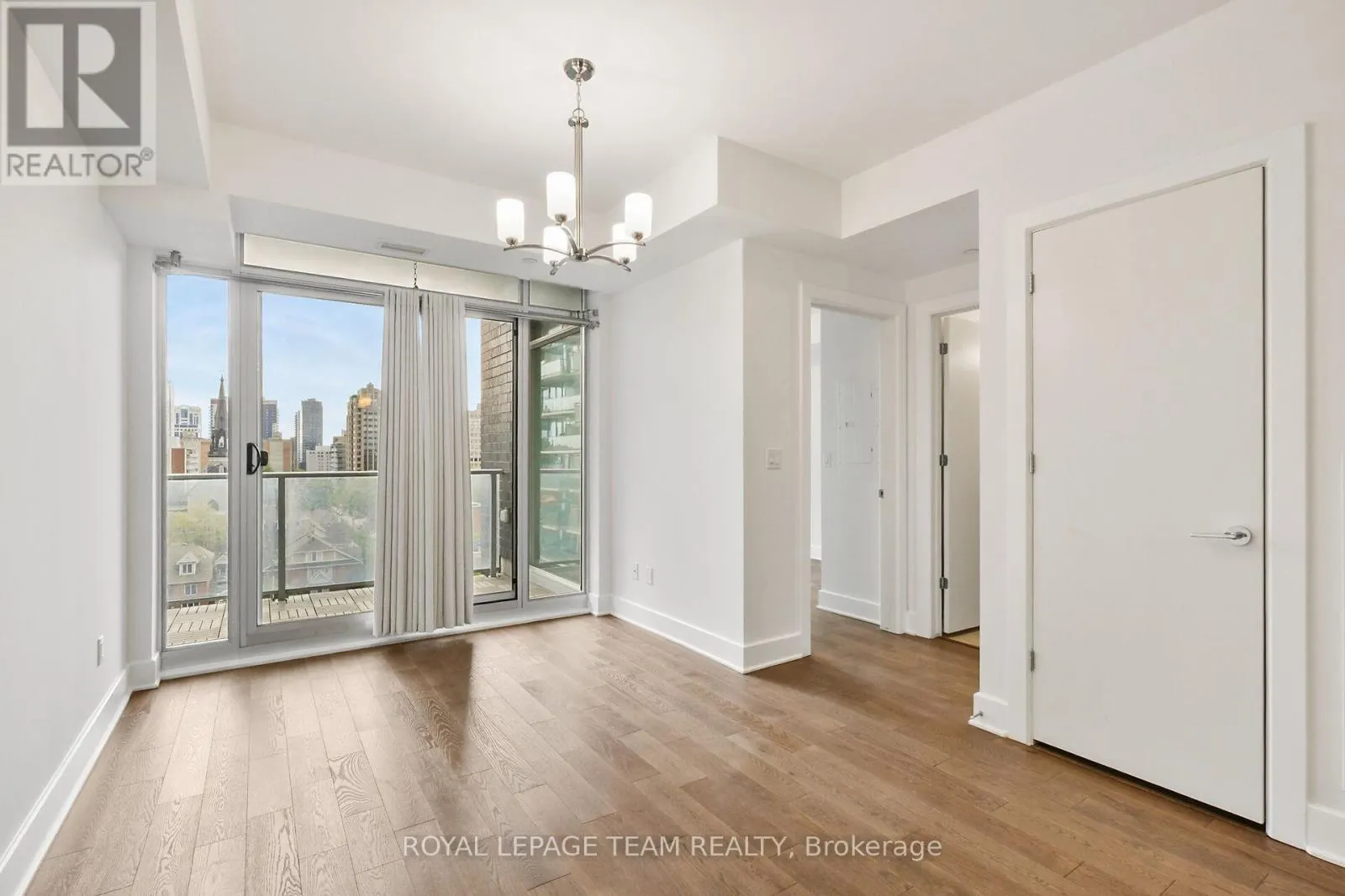 909 - 255 BAY STREET