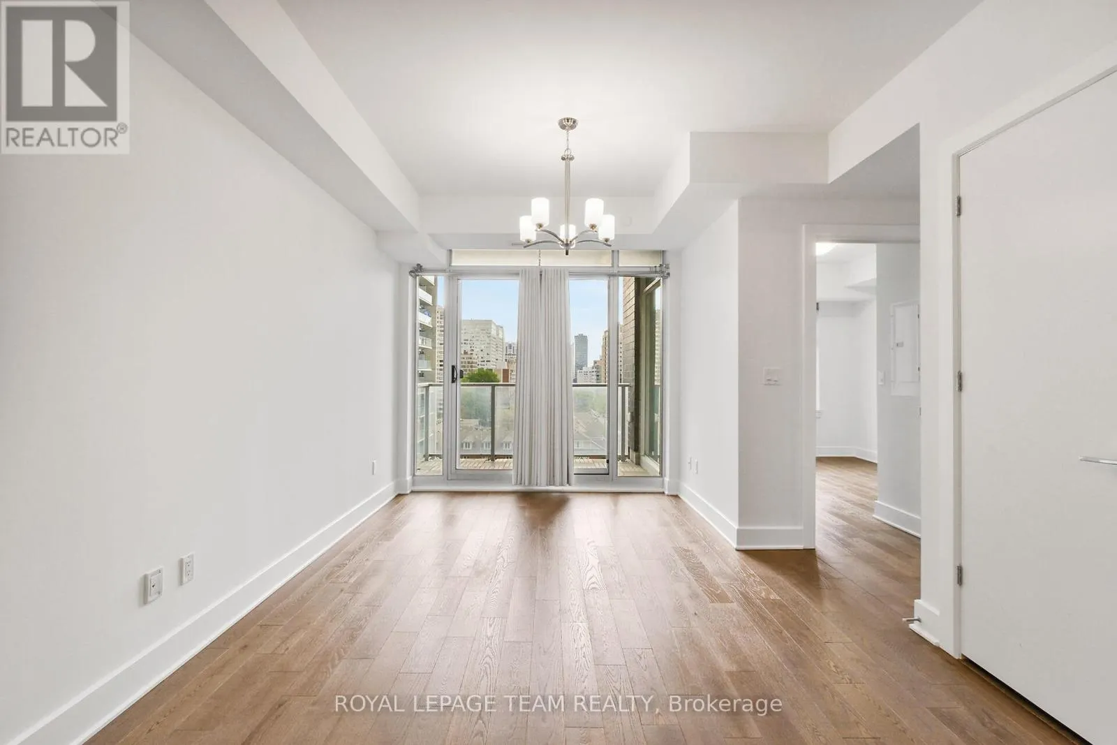 909 - 255 BAY STREET