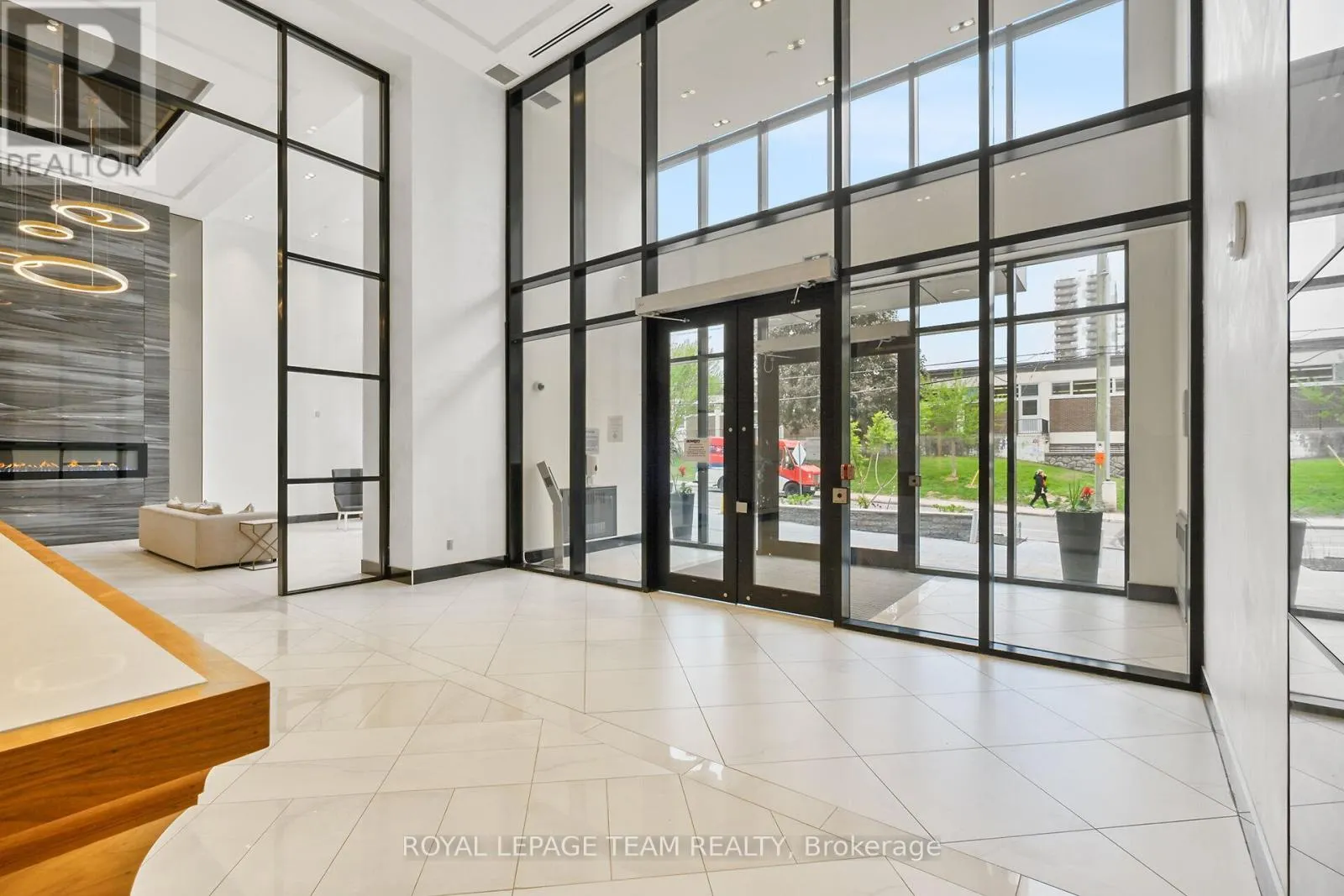 909 - 255 BAY STREET