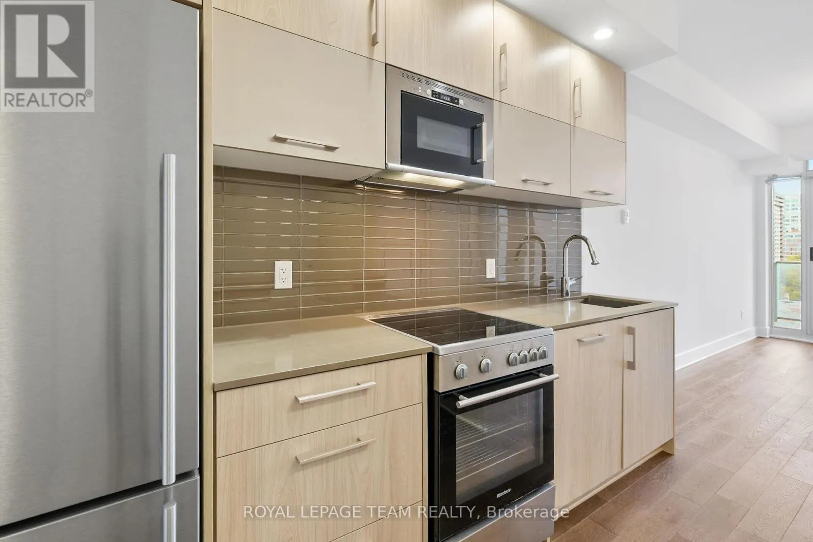 909 - 255 BAY STREET