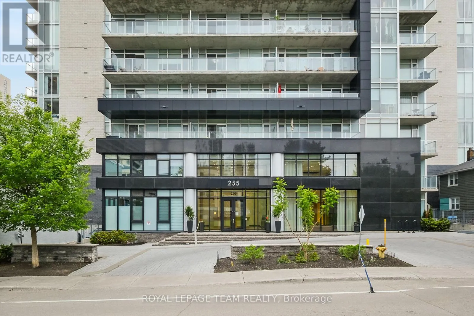 909 - 255 BAY STREET
