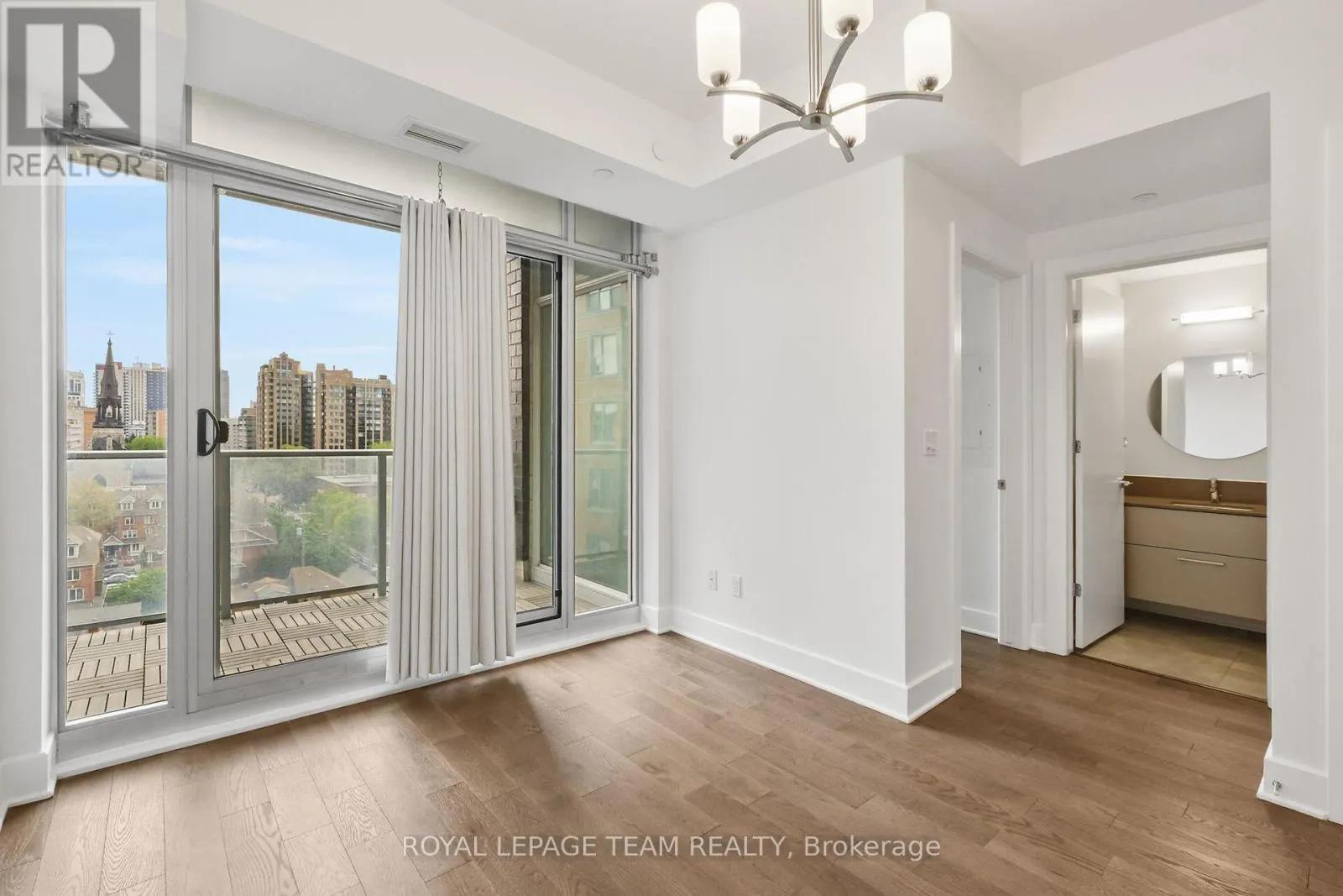909 - 255 BAY STREET