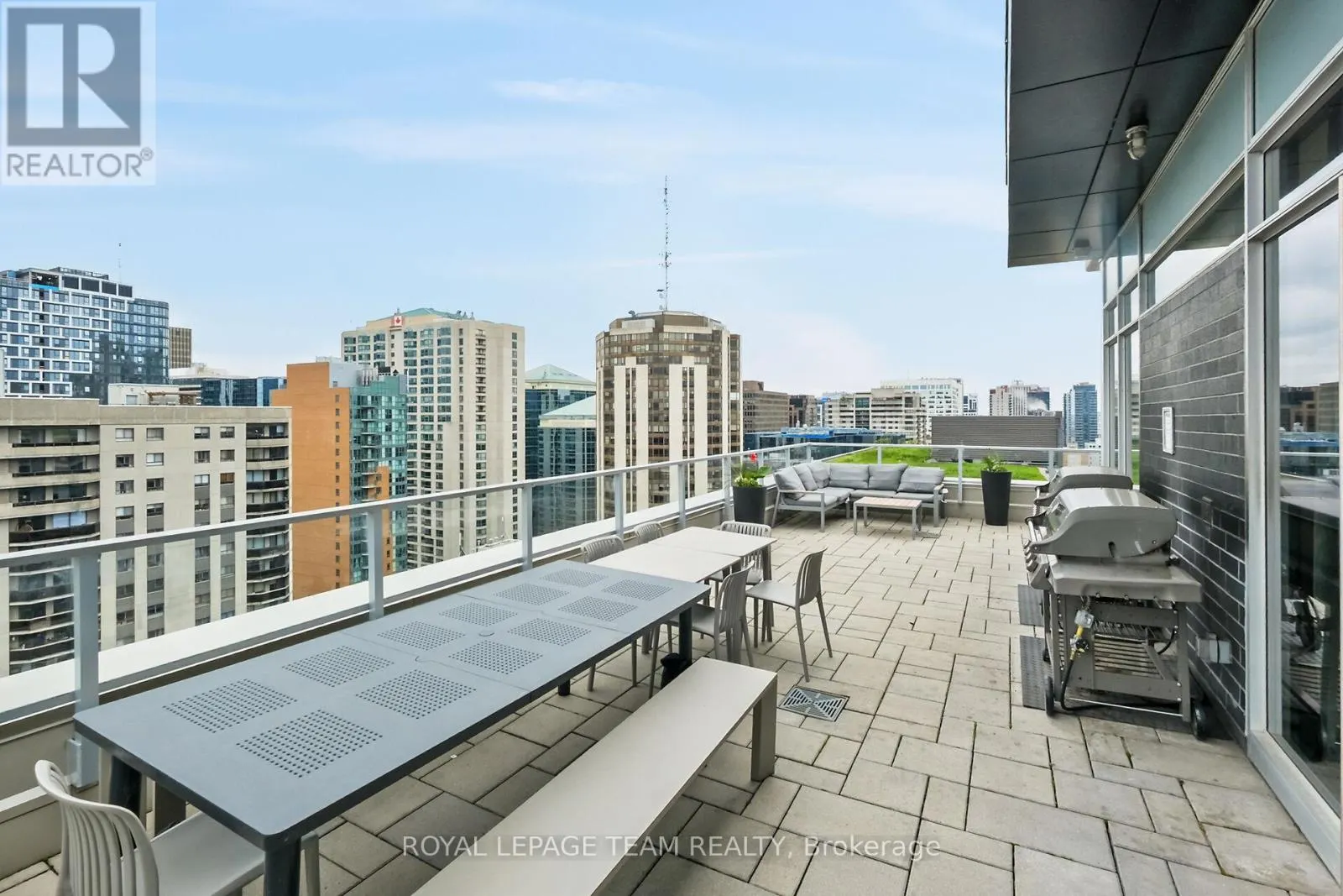 909 - 255 BAY STREET