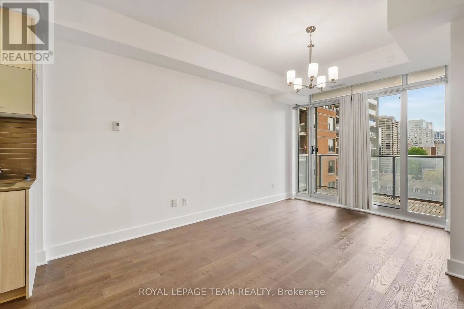 909 - 255 BAY STREET