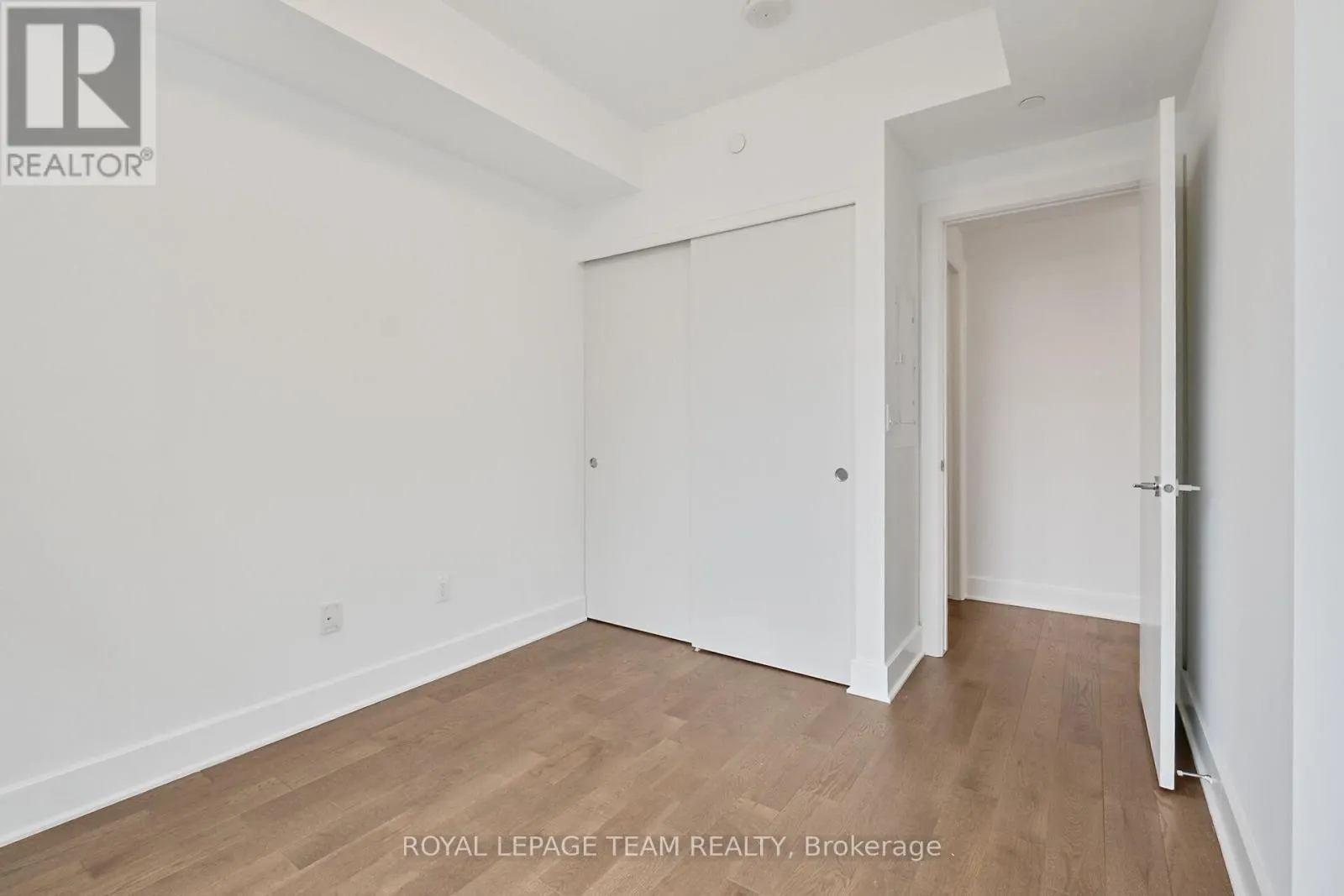 909 - 255 BAY STREET