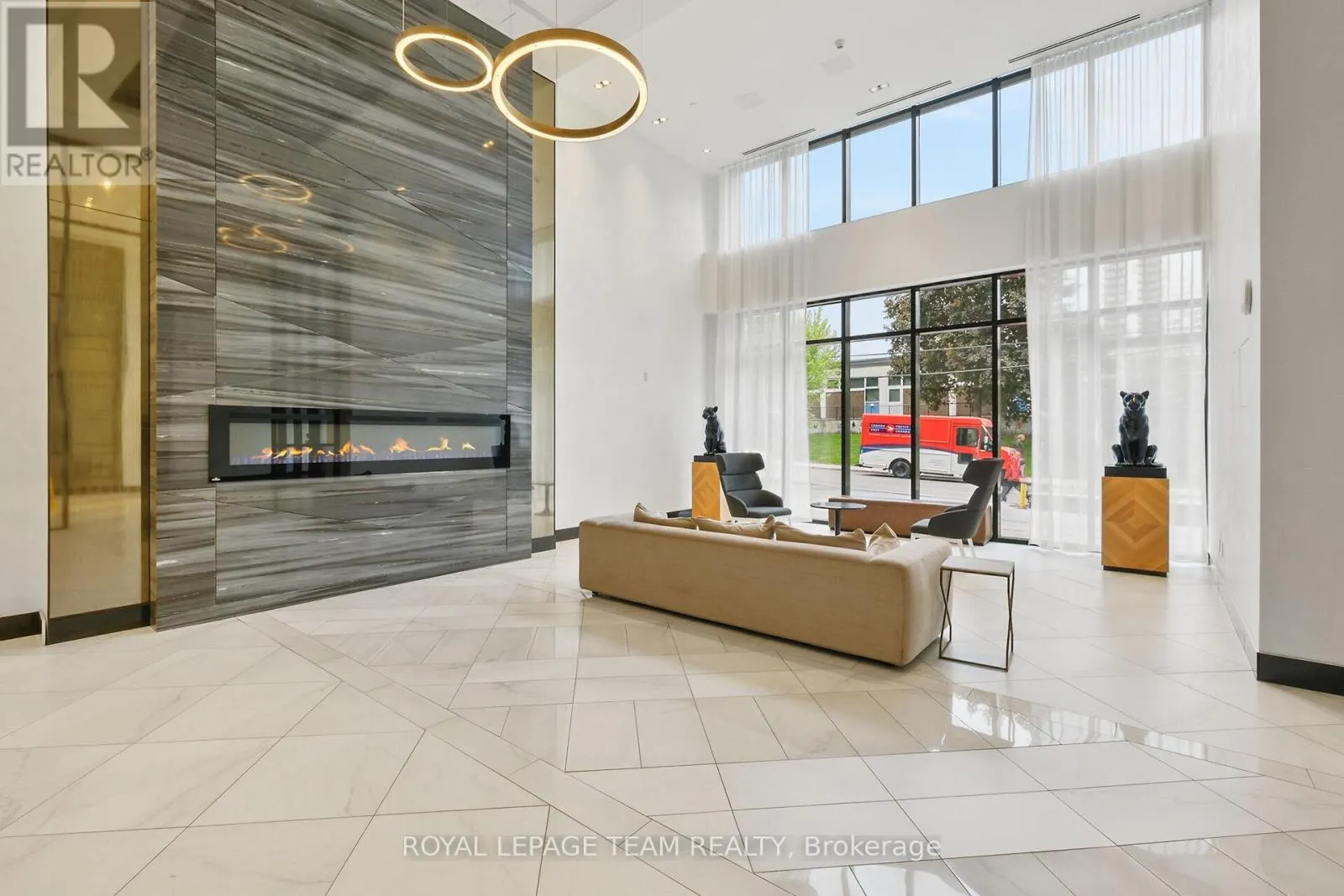 909 - 255 BAY STREET